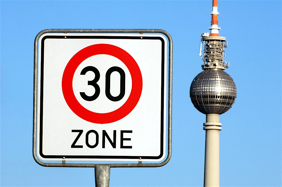 Ein Tempo-30-Schild in Berlin. Auf rund 80 Prozent der Berliner Straßen, rund 5500 Kilometer, gilt die Beschränkung schon. Dazu gehören alle Neben- sowie rund zehn Prozent der Hauptstraßen.