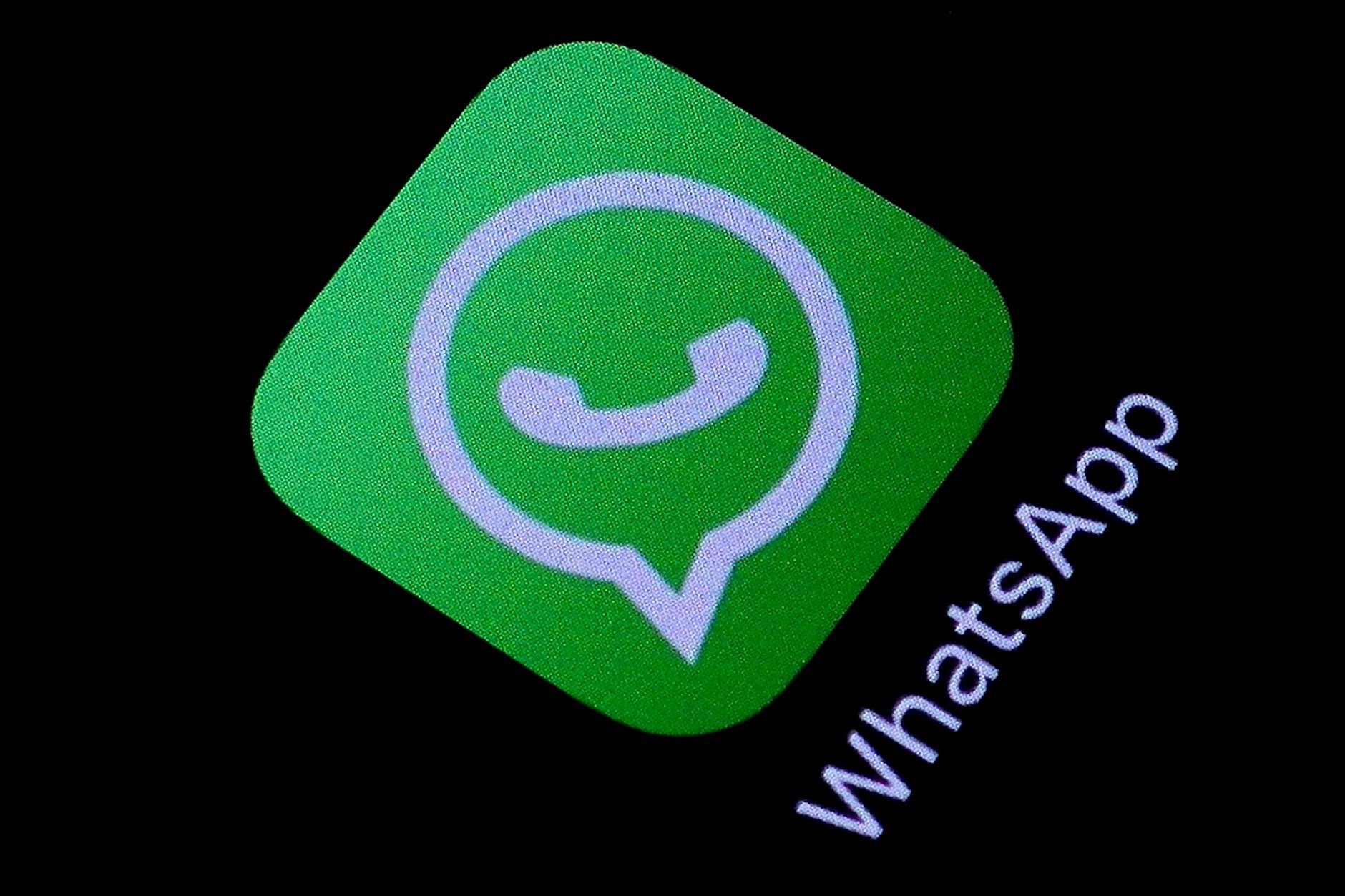 Berliner Polizisten sollen sich über den Messengerdienst WhatsApp rechtsextreme Nachrichten geschrieben haben. Ermittler stießen zufällig auf den Chat.