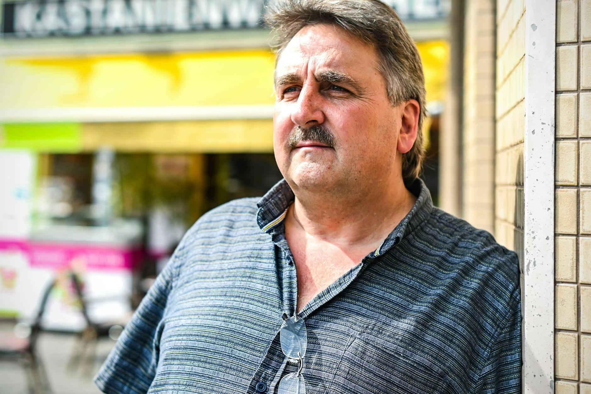 Norbert Raeder vor seinem „Kastanienwäldchen“. Er ist im Kiez bekannt für sein soziales Engagement und kümmert sich vor allem um bedürftige Menschen. Im Winter ließ er Obdachlose vier Woche in seiner Kneipe übernachten. Nun braucht der Gastwirt selbst Hilfe. 