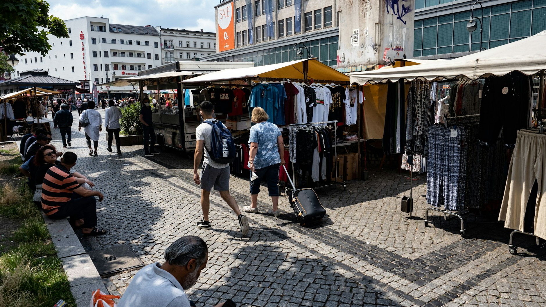 Menschen gehen an den Marktständen auf dem Hermannplatz in Neukölln vorbei. Der Bezirk überlegt, Impfungen auch auf Märkten anzubieten.