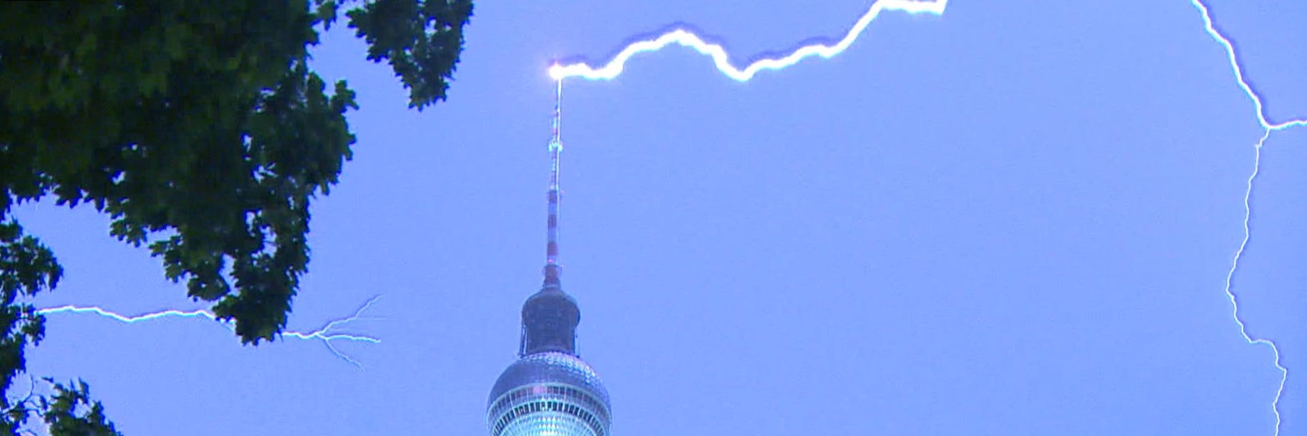 Ein Blitz schlägt in die Spitze des Fernsehturms ein.