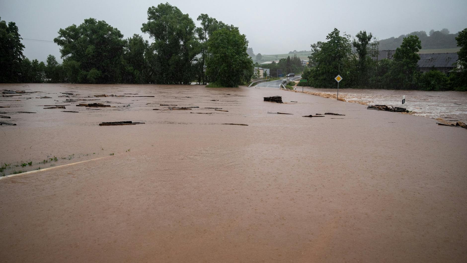 In Rheinland-Pfalz ist die Kreisstraße 74 zwischen Rittersdorf und Nattenheim von der Nims überflutet. Andauernde Regenfälle haben in Rheinland-Pfalz zahlreiche Ortschaften und Keller geflutet. 