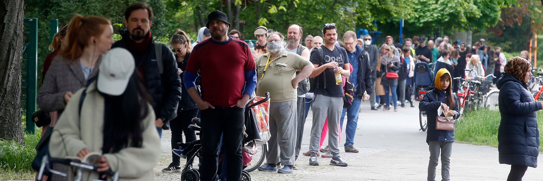 Neuköllner aus Brennpunktkiezen konnten sich im Mai unkompliziert in einer Turnhalle impfen lassen. Die Warteschlange war lang.