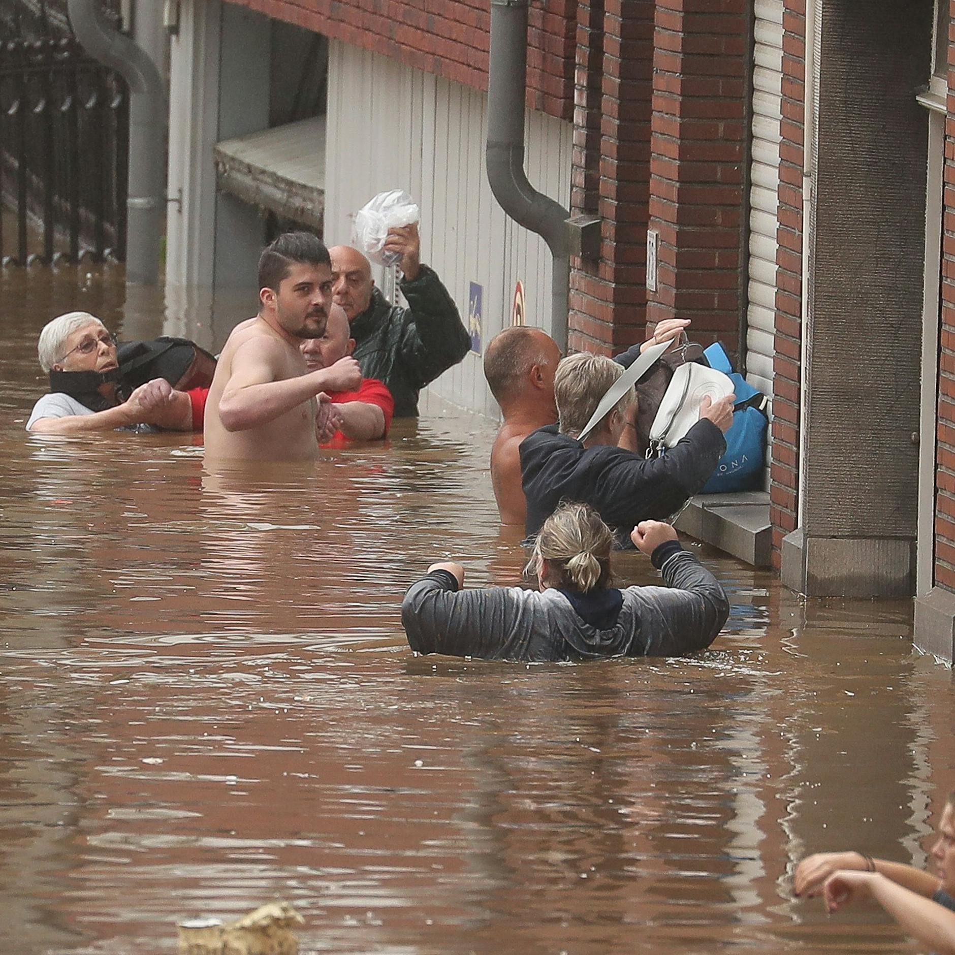 UPDATE zur Flut-Katastrophe in Deutschland: Mehr als 130 Tote +++ Die Helfer stoßen immer wieder auf Leichen +++ 12 Menschen sterben in Behinderteneinrichtung