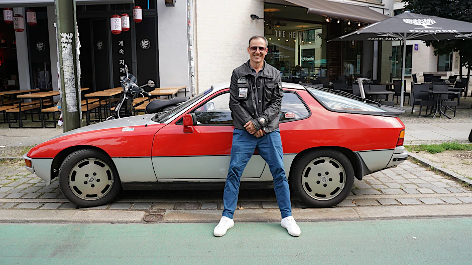 Zeige mir dein Auto und ich sage dir, wer du bist. Martin vom Streetwear-Laden Eisdieler sammelt alte Autos. Hier steht er vor seinem seltenen 924er Porsche Turbo.&nbsp;