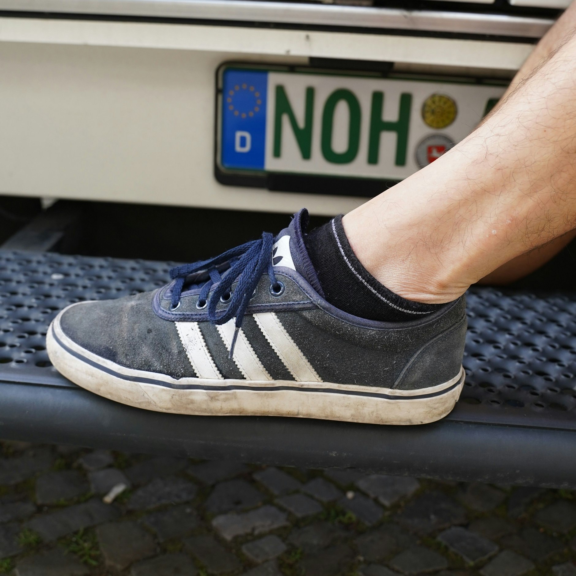 Auch die Adidas ADI-EASE Sneaker kaufte sich Luc, als sein Gepäck in den USA verloren ging. Seitdem ist er Fan diese Modells, das er inzwischen in vielen Farben besitzt.&nbsp;