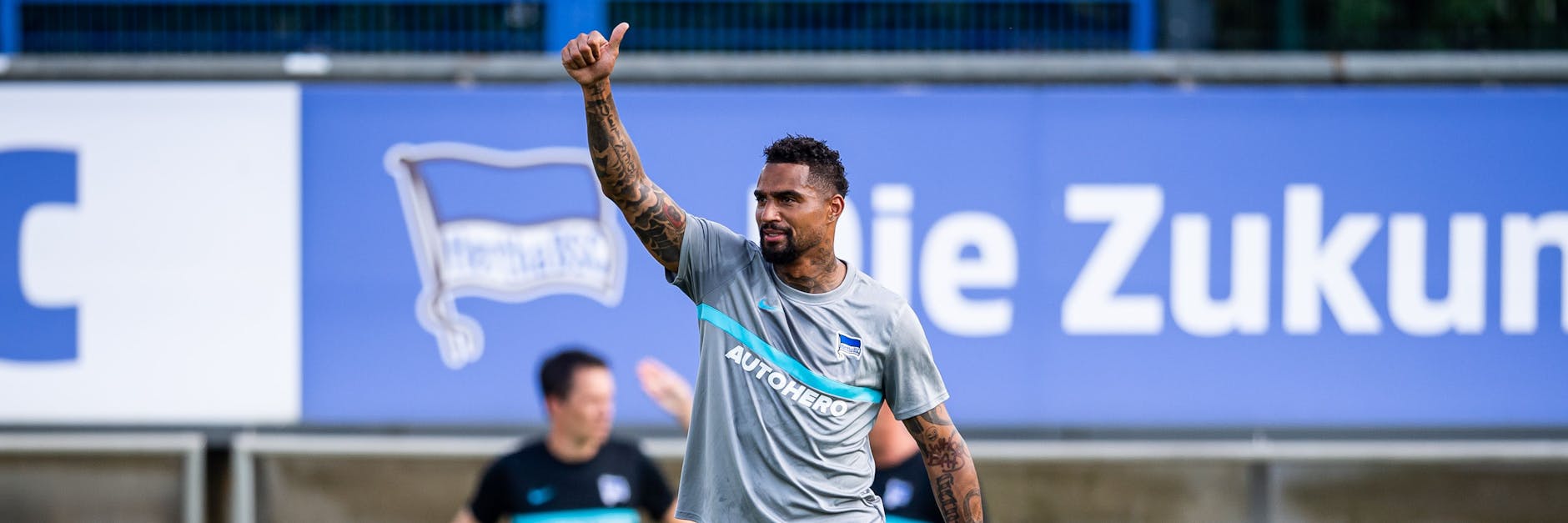 Daumen hoch für die Hertha-Fans: Kevin-Prince Boateng (34) fühlt sich nach seiner Berlin-Rückkehr pudelwohl. 