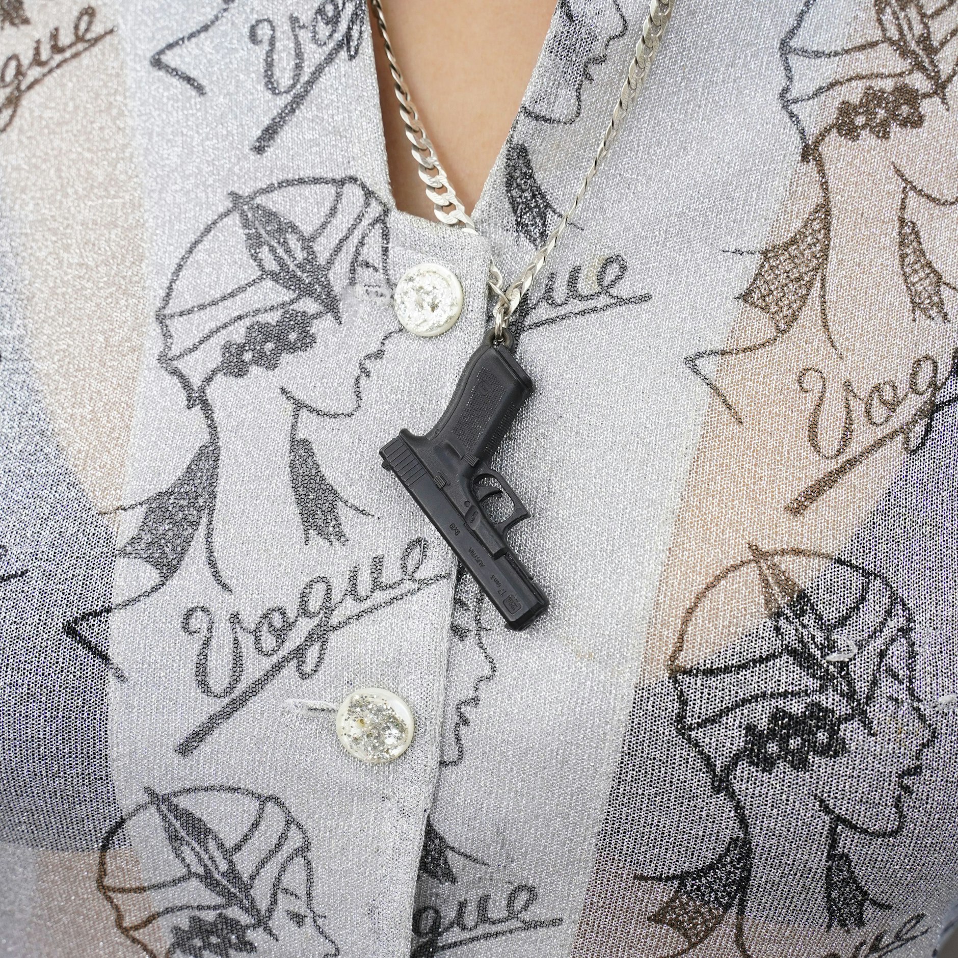 Der Ketten-Anhänger ist eine Replik der Pistole „Glock 17“, gekauft in einem Waffenladen in Polen.&nbsp;