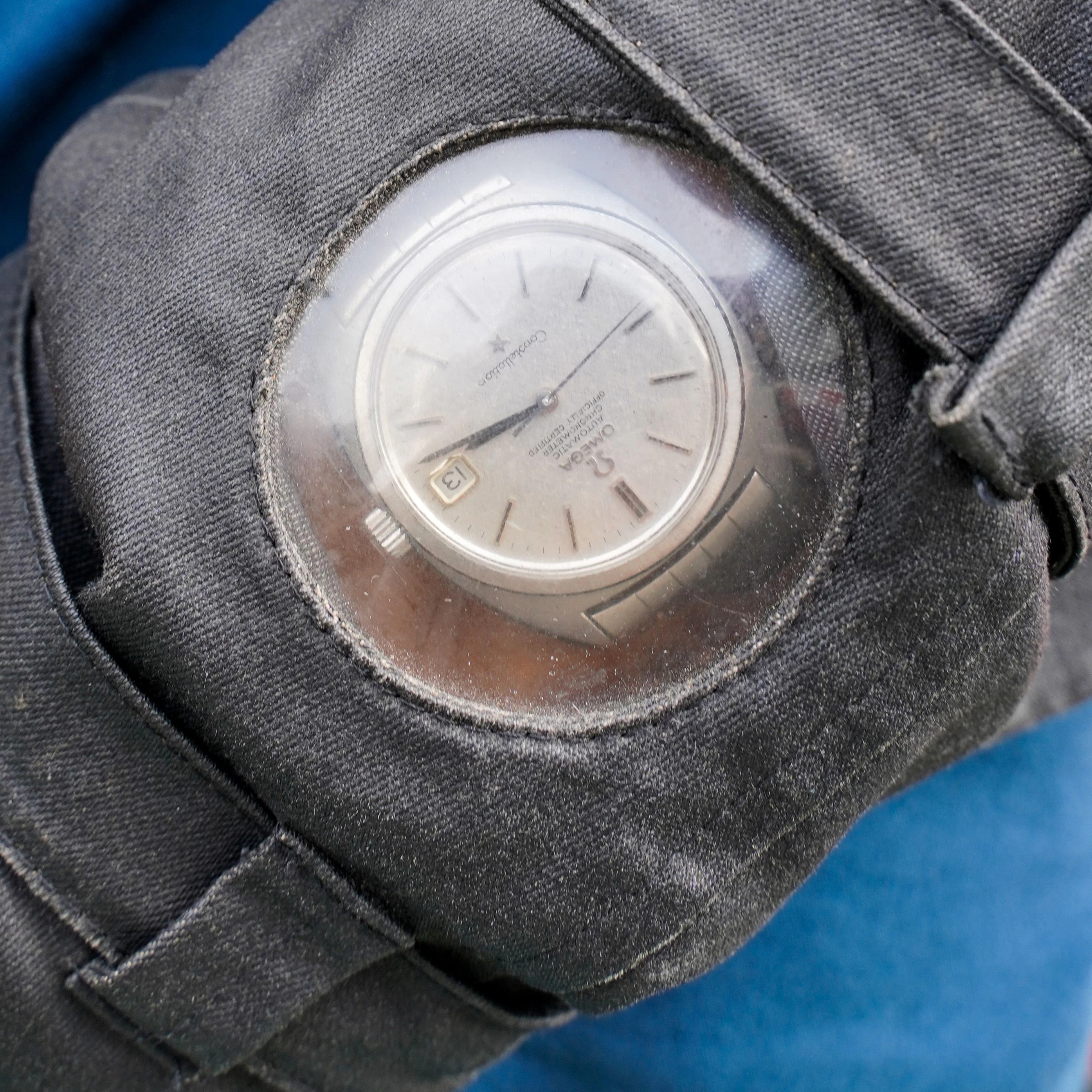 Die Jacke ist von Oldtimer-Rennjacken aus den 1930er-Jahren inspiriert. Alles ist auf Funktion ausgerichtet, wie das runde Uhrenfenster oder die Brusttaschen für Fahrer-Ausweis und Zigaretten.&nbsp;