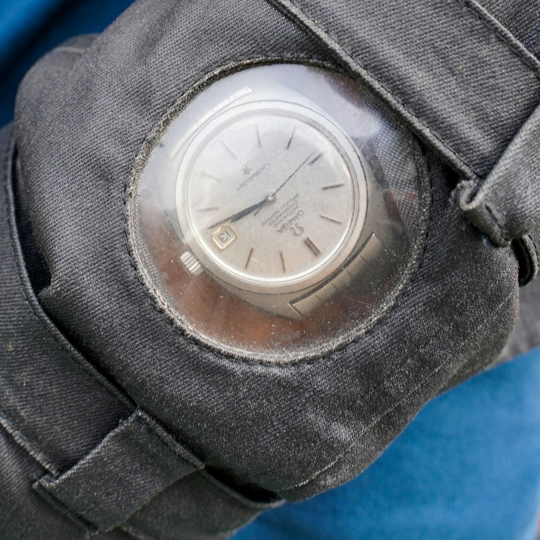 Die Jacke ist von Oldtimer-Rennjacken aus den 1930er-Jahren inspiriert. Alles ist auf Funktion ausgerichtet, wie das runde Uhrenfenster oder die Brusttaschen für Fahrer-Ausweis und Zigaretten.&nbsp;