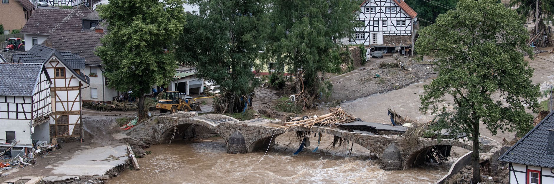 Diese Brücke im Dorf Schuld (Kreis Ahrweiler) ist nach dem Unwetter mit Hochwasser unpassierbar geworden. Mindestens sechs Häuser wurden dort durch die Fluten zerstört. 