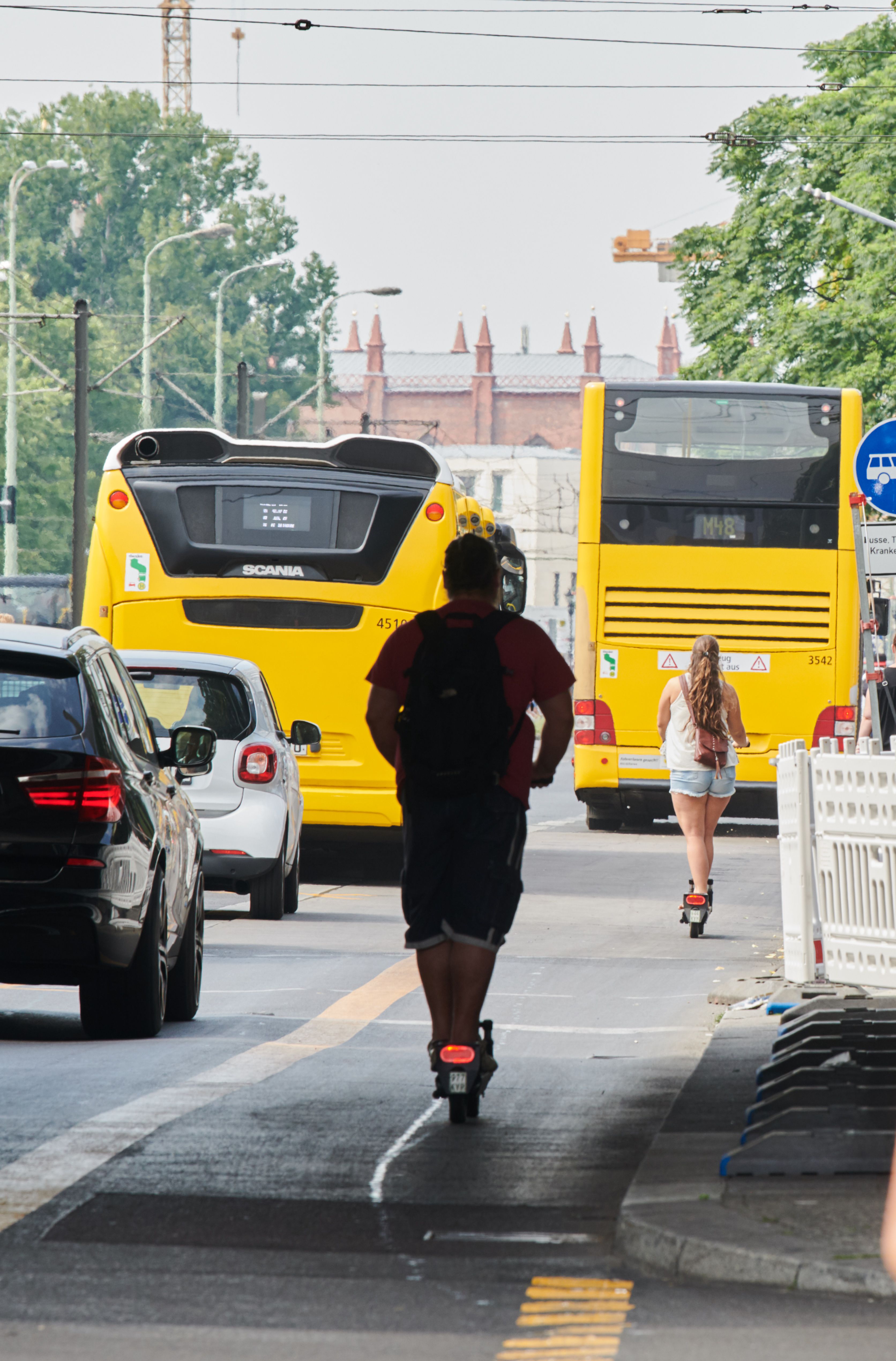 Zwei Jugendliche Auf E-Scooter Attackiert Und Rassistisch Beleidigt