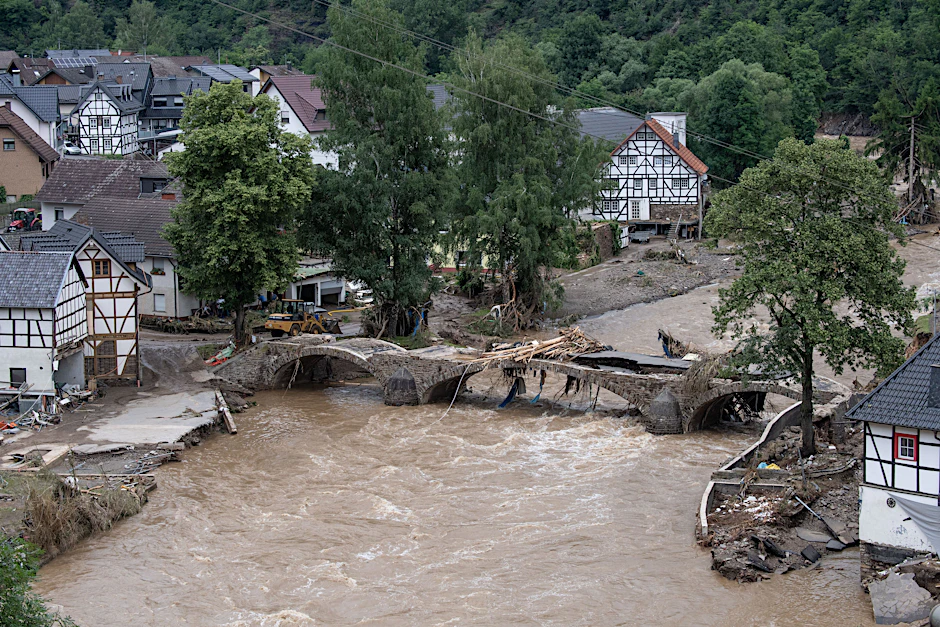 Die Brücke in dem Dorf im Kreis Ahrweiler ist nach dem Unwetter mit Hochwasser unpassierbar geworden.&nbsp;