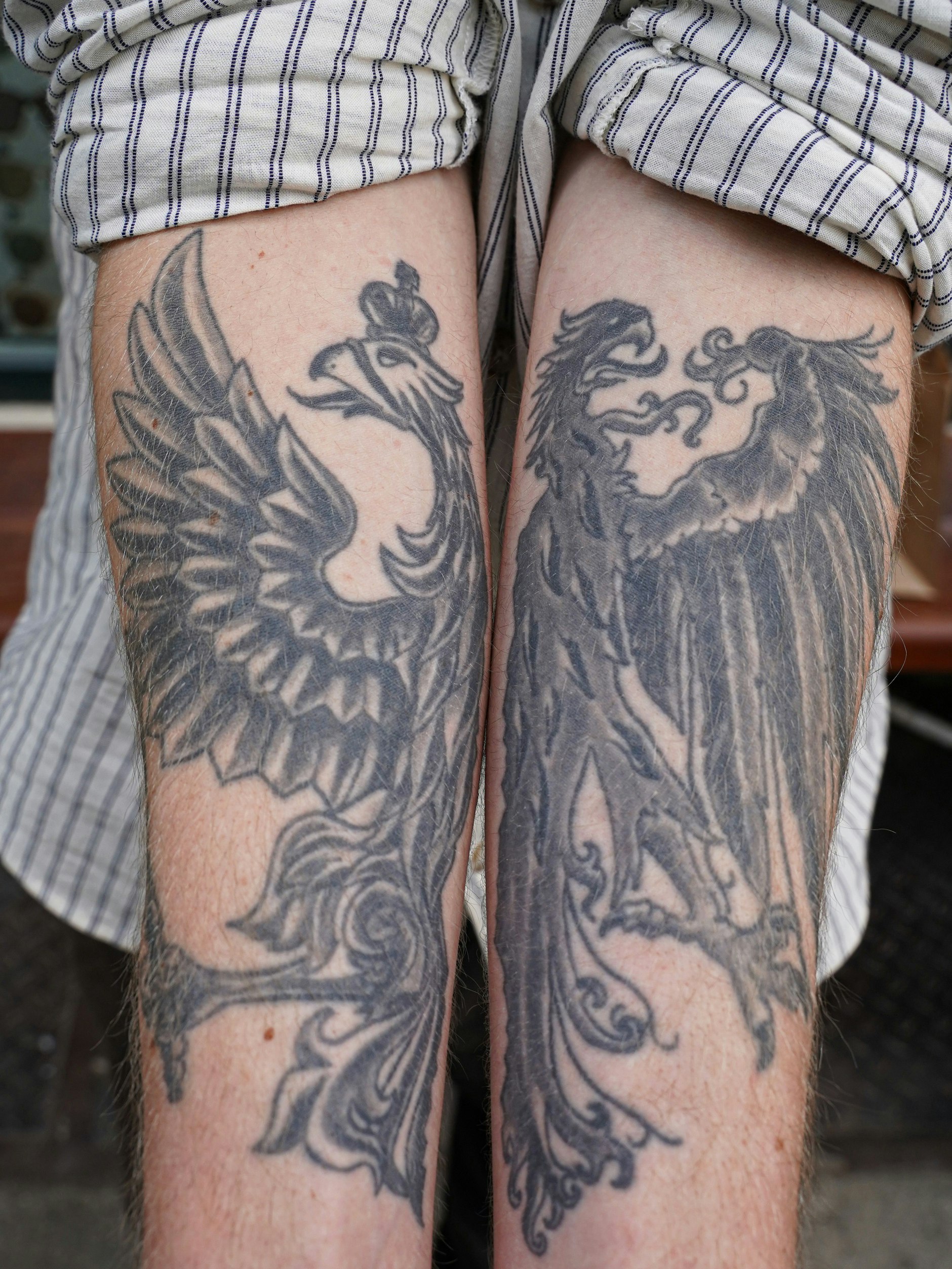 Sergejs Unterarm-Tattoos vereinen einen russischen (rechts) und einen deutschen Adler (links) aus dem 15./16. Jahrhundert.