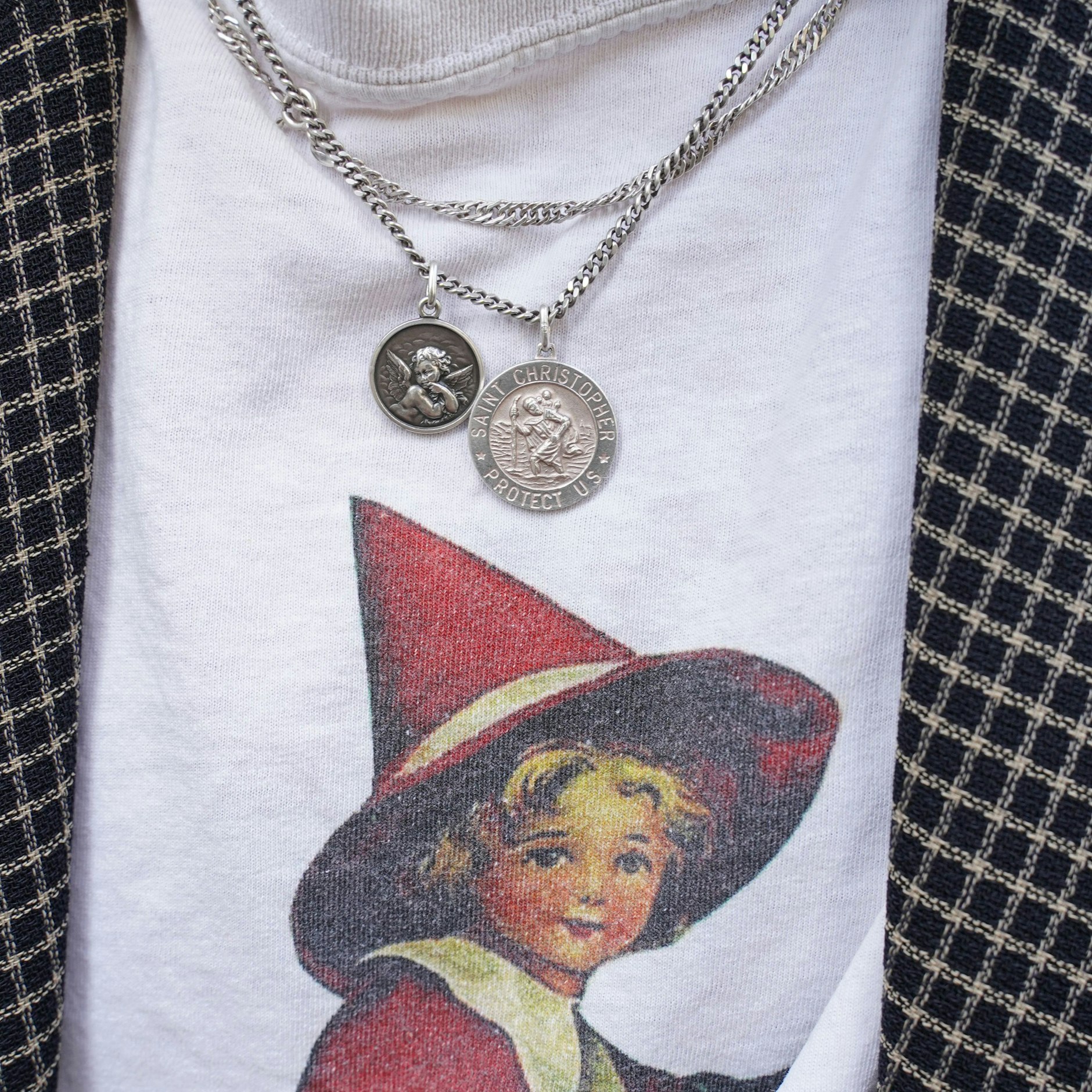 Die Ketten sind von der Hamburger Marke Peace of Schmuck.