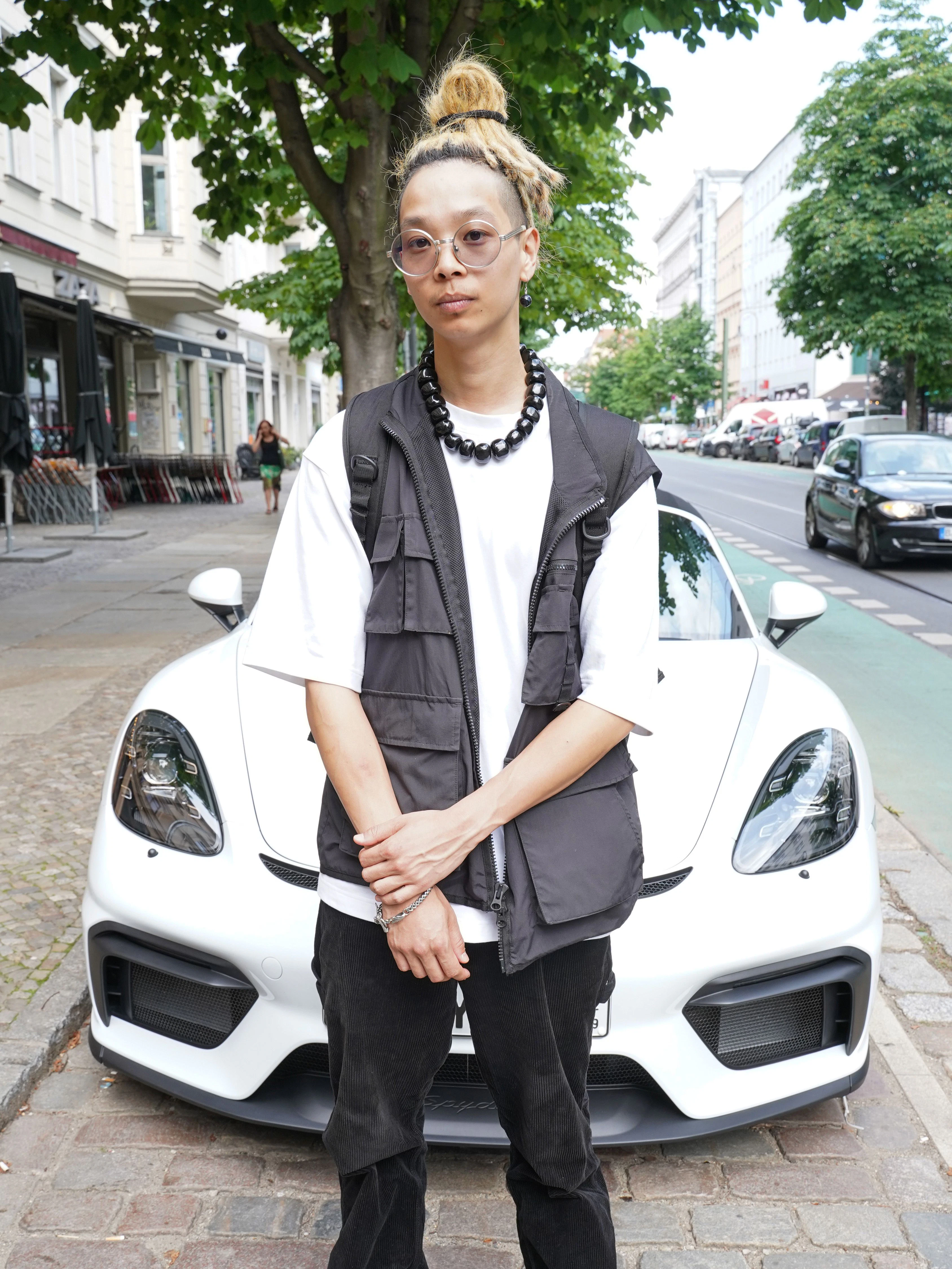 Matthias wohnt seit fünf Monaten in Berlin  und absolviert gerade ein Praktikum bei  Universal. Schwarz-weiß durchgestylt trägt er ein T-Shirt von Uniqlo, eine Weste von &nbsp;Dickies, und dazu eine Carhartt-Hose.&nbsp;
