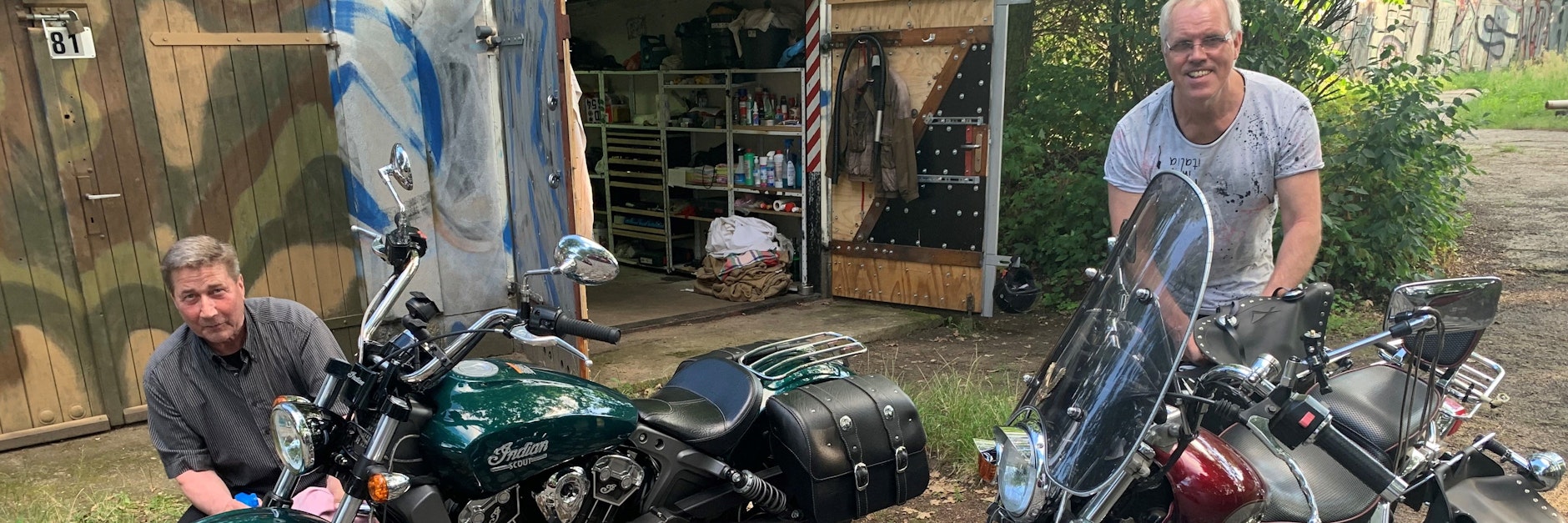 Die Garage als Schrauber-Paradies: Dietmar Wacker (l.) mit seiner neuen Indian „Scout“ und Uwe Stephan mit der 25-jährigen Yamaha „Virago“.<br>