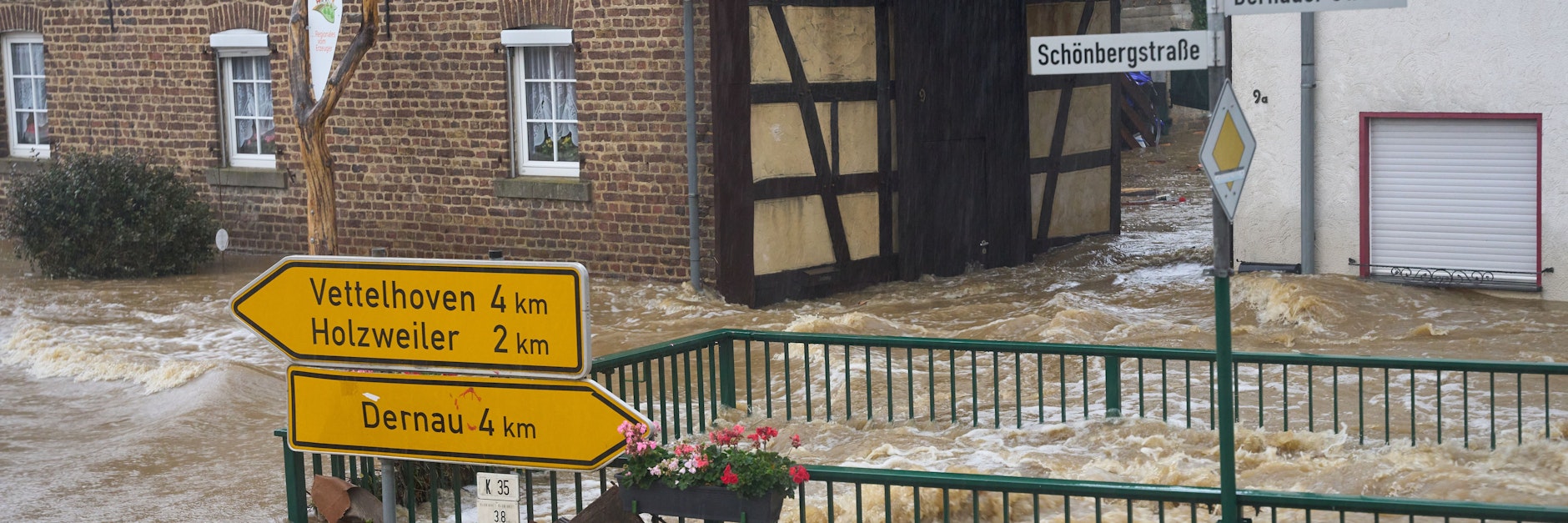 Die Straßen von Esch (Kreis Ahrweiler) haben sich in reißende Ströme verwandelt. Andauernde Regenfälle haben in Rheinland-Pfalz zahlreiche Ortschaften und Keller geflutet.
