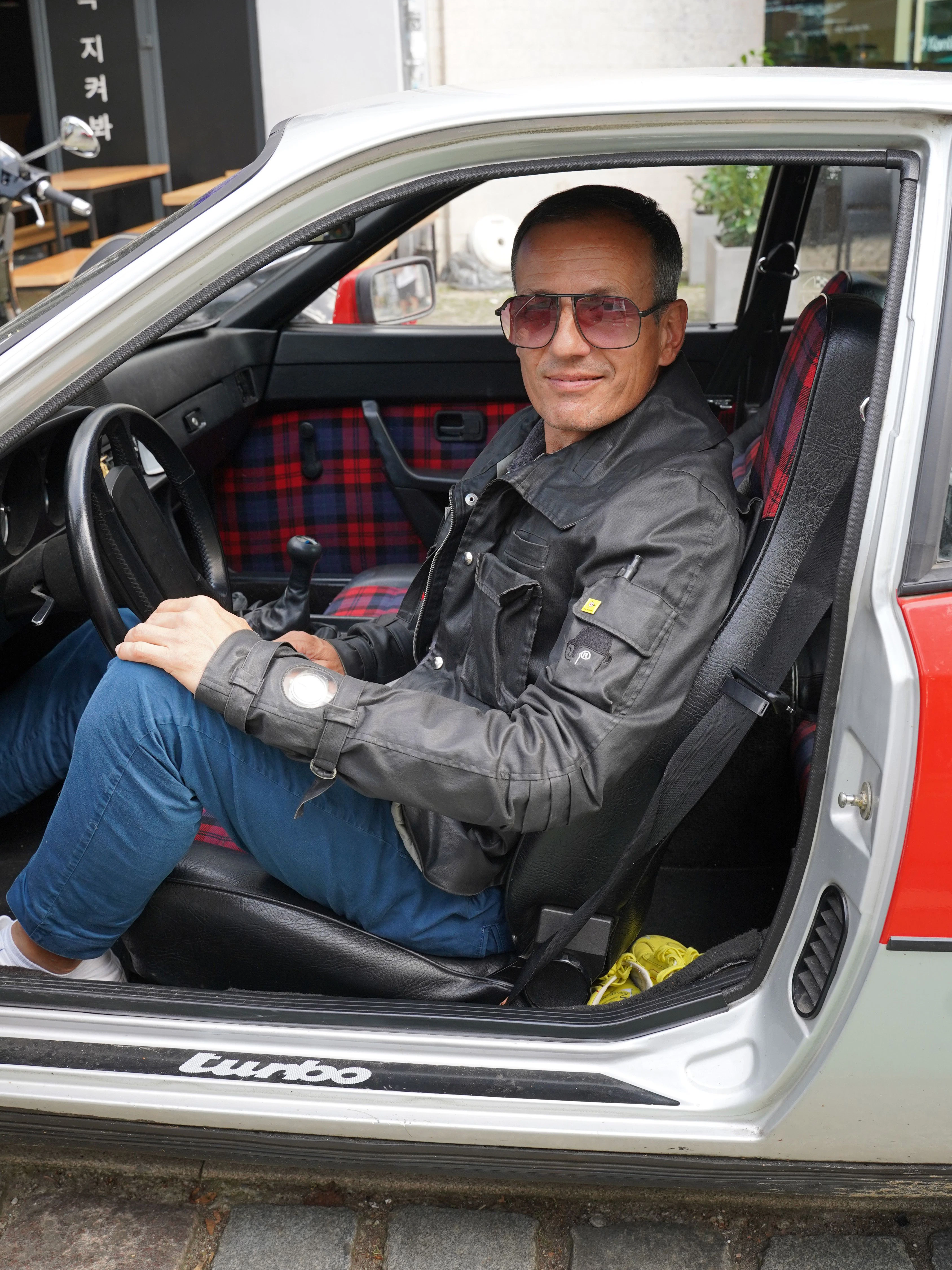 Martin ist der zweite Eisdieler-Betreiber. Er hat ein Faible für Young- und Oldtimer. Sein 924er Porsche Turbo ist ein seltenes Rennmodell. Er trägt eine  Jacke seiner eigenen Marke Bowler Berlin, außerdem Tennisschuhe von Spring Court. Die gleichen trugen John Lennon und Yoko Ono übrigens auf ihrer Hochzeit.