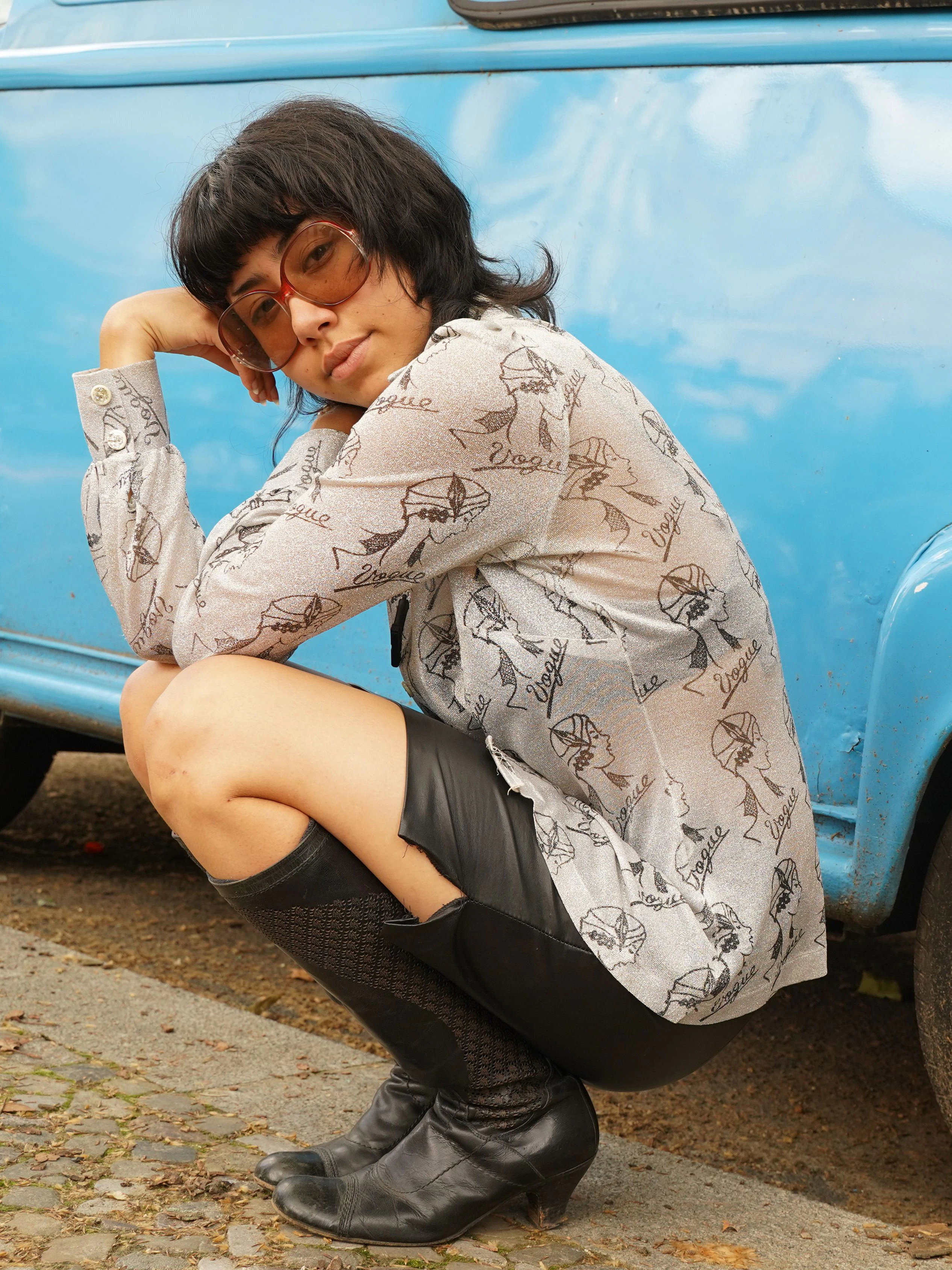 Outfit à la Mama: Schülerin Pepe bedient  sich gerne mal aus dem Kleiderschrank ihrer  Mutter, was von dieser mit gemischten Gefühlen zur Kenntnis genommen wird. So sind die Vintage-Rodenstock-Brille, Bluse und Stiefel  geliehen, Rock und Kette gehören Pepe. Der Vokuhila ist vom japanischen Visual-Kei-Stil inspiriert.