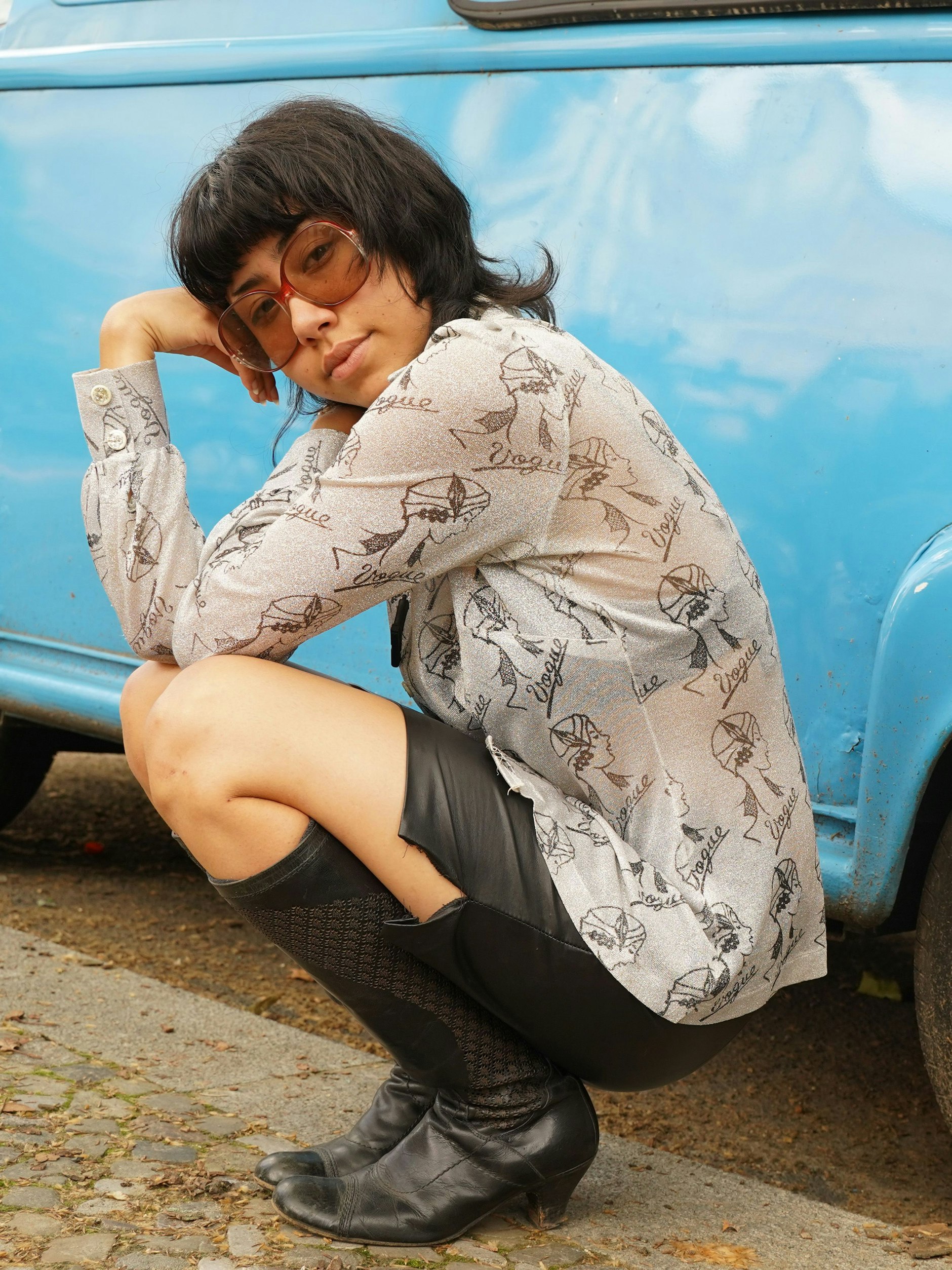 Outfit à la Mama: Schülerin Pepe bedient  sich gerne mal aus dem Kleiderschrank ihrer  Mutter, was von dieser mit gemischten Gefühlen zur Kenntnis genommen wird. So sind die Vintage-Rodenstock-Brille, Bluse und Stiefel  geliehen, Rock und Kette gehören Pepe. Der Vokuhila ist vom japanischen Visual-Kei-Stil inspiriert.