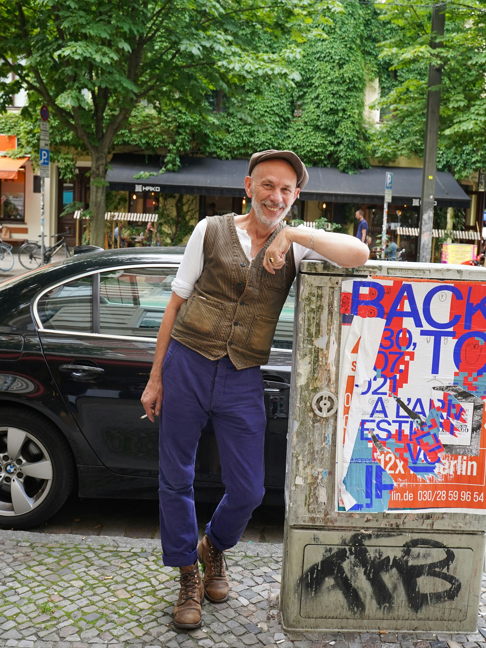 Joachim fotografieren wir vor seiner Männerboutique Fein und Ripp, die er seit elf Jahren betreibt.  Der Stil des Ladenbesitzers  repräsentiert das  angebotene Sortiment: Bullani-Mütze, Weste  von Pike Brothers, Shirt  von NOS, Hose von der  italienischen Firma Hen’s Teeth und Schuhe  von Red Wing.