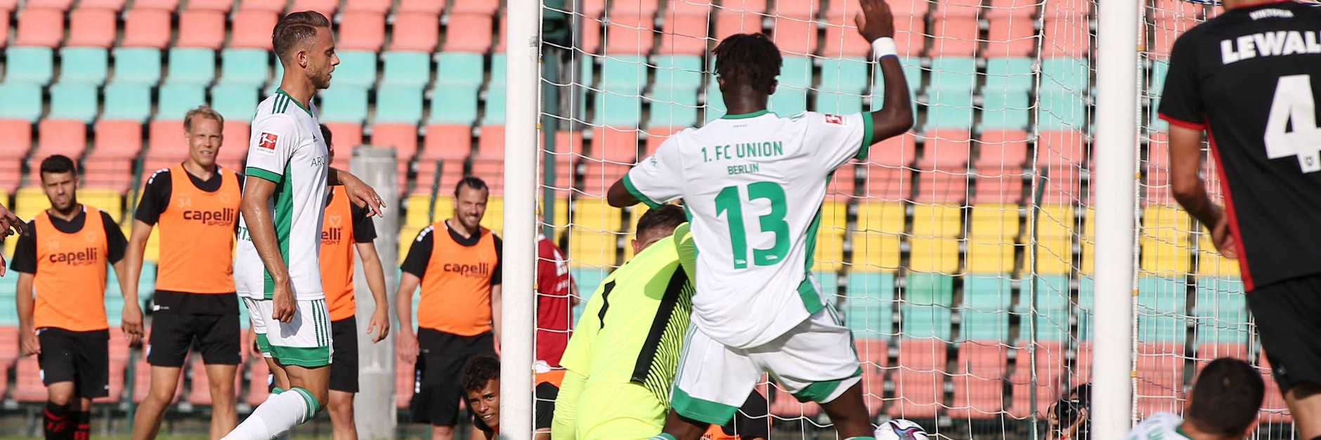 Drin ist die Kugel – aber wer hat getroffen? Marcus Ingvartsen (l.) oder doch Malick Sanogo (Nr. 13)?