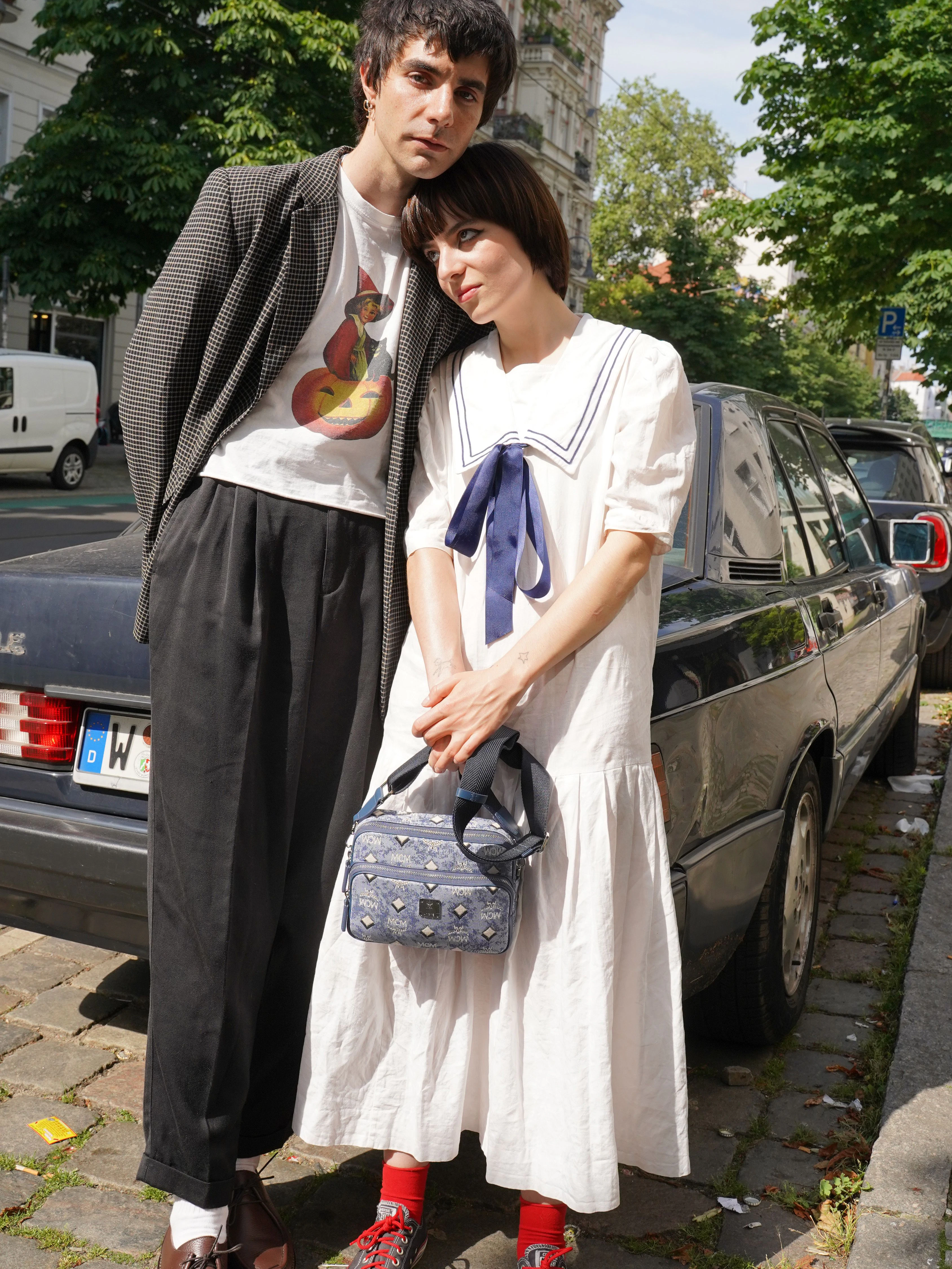 Miriam und Jazz lieben den Indie-Look. Miriam  ist Fotografin, nebenbei designt sie T-Shirts  unter dem Brand Mc Hardcore. Sie trägt ein  Vintage-Matrosenkleid aus Los Angeles und dazu  eine gerade neu gekaufte MCM-Tasche.  Jazz ist Musiker und Künstler, er trägt ein von seiner Freundin gestaltetes T-Shirt, dazu Vintage-Blazer  und Vintage-Hose.&nbsp;