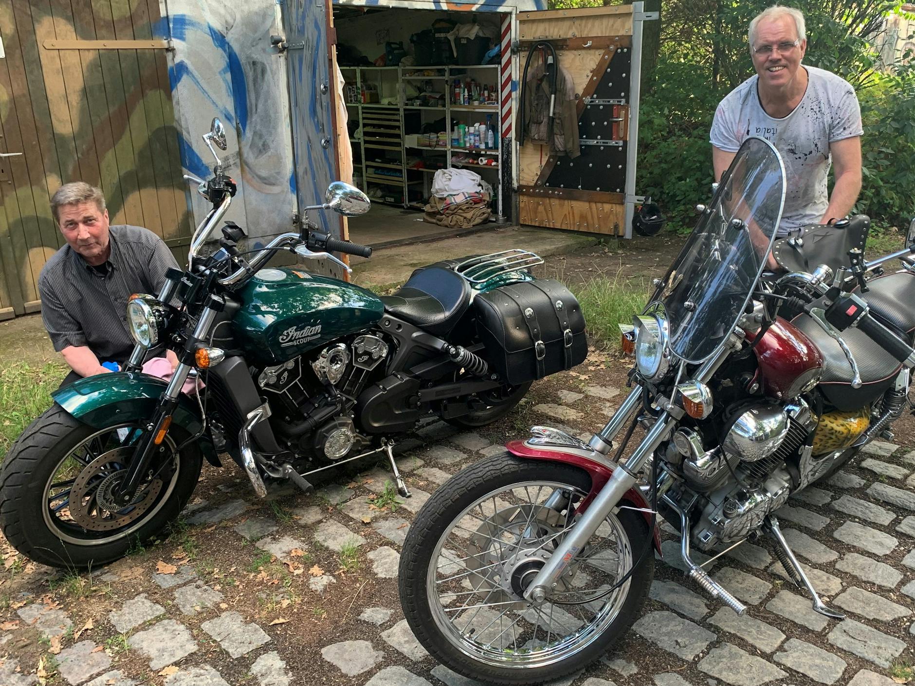 Gemeinsam putzen und schrauben sie vor ihrer Garage: Dietmar Wacker (l.) mit seiner neuen Indian „Scout“, Uwe Stephan mit seiner 25 Jahre alten Yamaha „Virago“. <br><br>