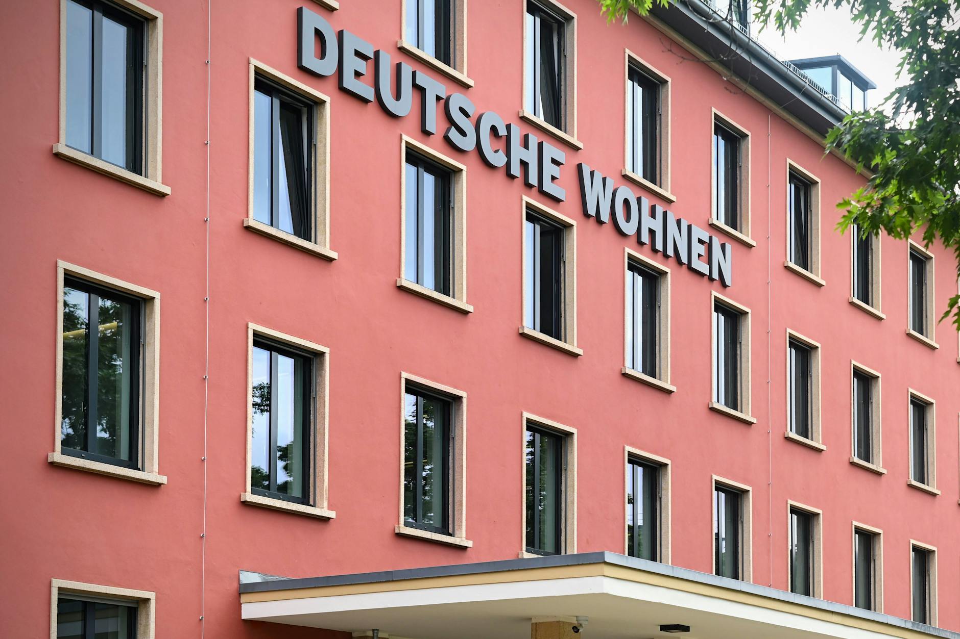 Zentrale der Deutsche Wohnen in Berlin. Nach einer Übernahme durch die Vonovia würde die Deutsche Wohnen zu einem Tochterunternehmen des Bochumer Konzerns. <br>