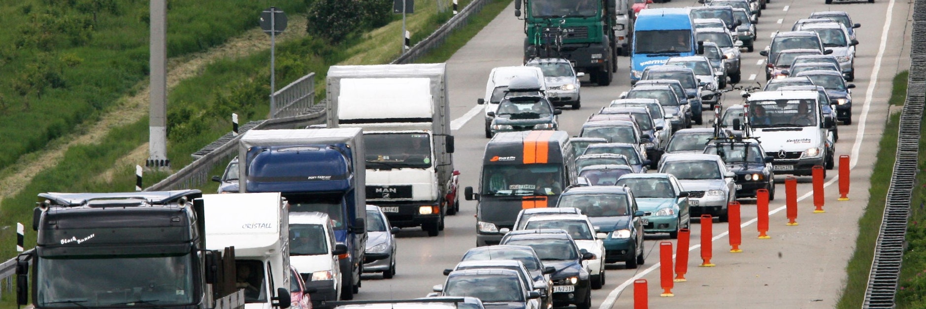 Es wird eng: Endet ein Fahrstreifen, ist das Reißverschlussverfahren gefragt. 