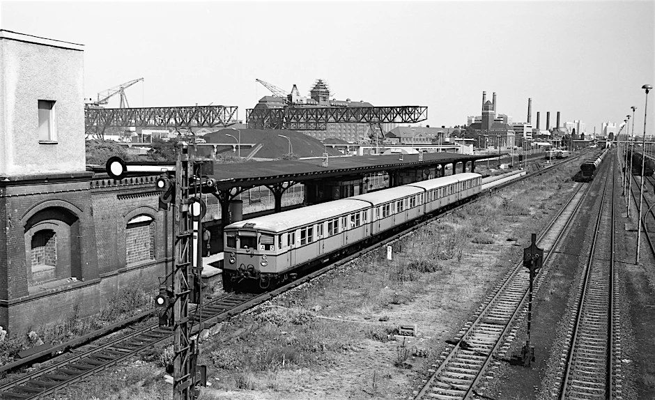 Als der Ring im Westen Berlins in Agonie lag: ein historisches Bild aus dem Jahr 1978. Vor der Kulisse des Westhafens wartet ein S-Bahn-Zug im Bahnhof Beusselstraße auf die Abfahrt.&nbsp;