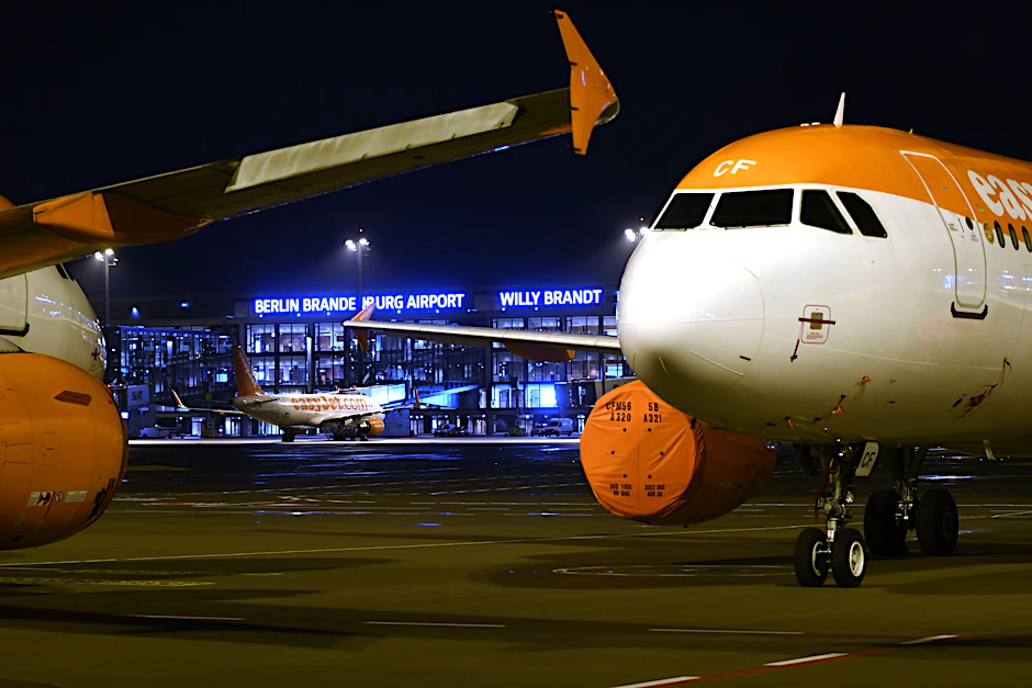 Startklar für den nächsten Tag: zwei Easyjet-Flugzeuge am BER. In diesem Sommer steuert die britische Airline vom neuen Hauptstadt-Flughafen aus 70 Ziele in Europa an.