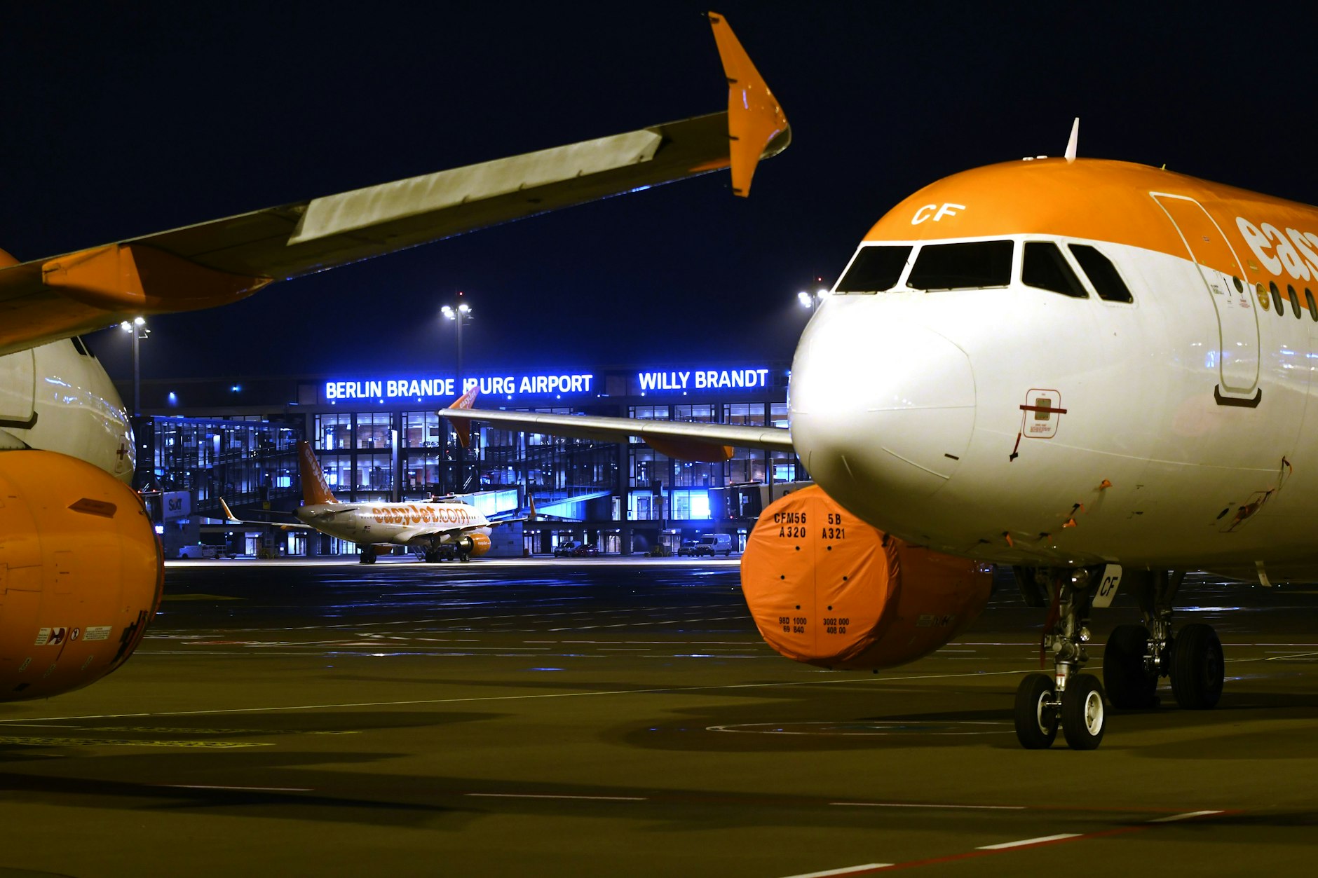 Startklar für den nächsten Tag: zwei Easyjet-Flugzeuge am BER. In diesem Sommer steuert die britische Airline vom neuen Hauptstadt-Flughafen aus 70 Ziele in Europa an.