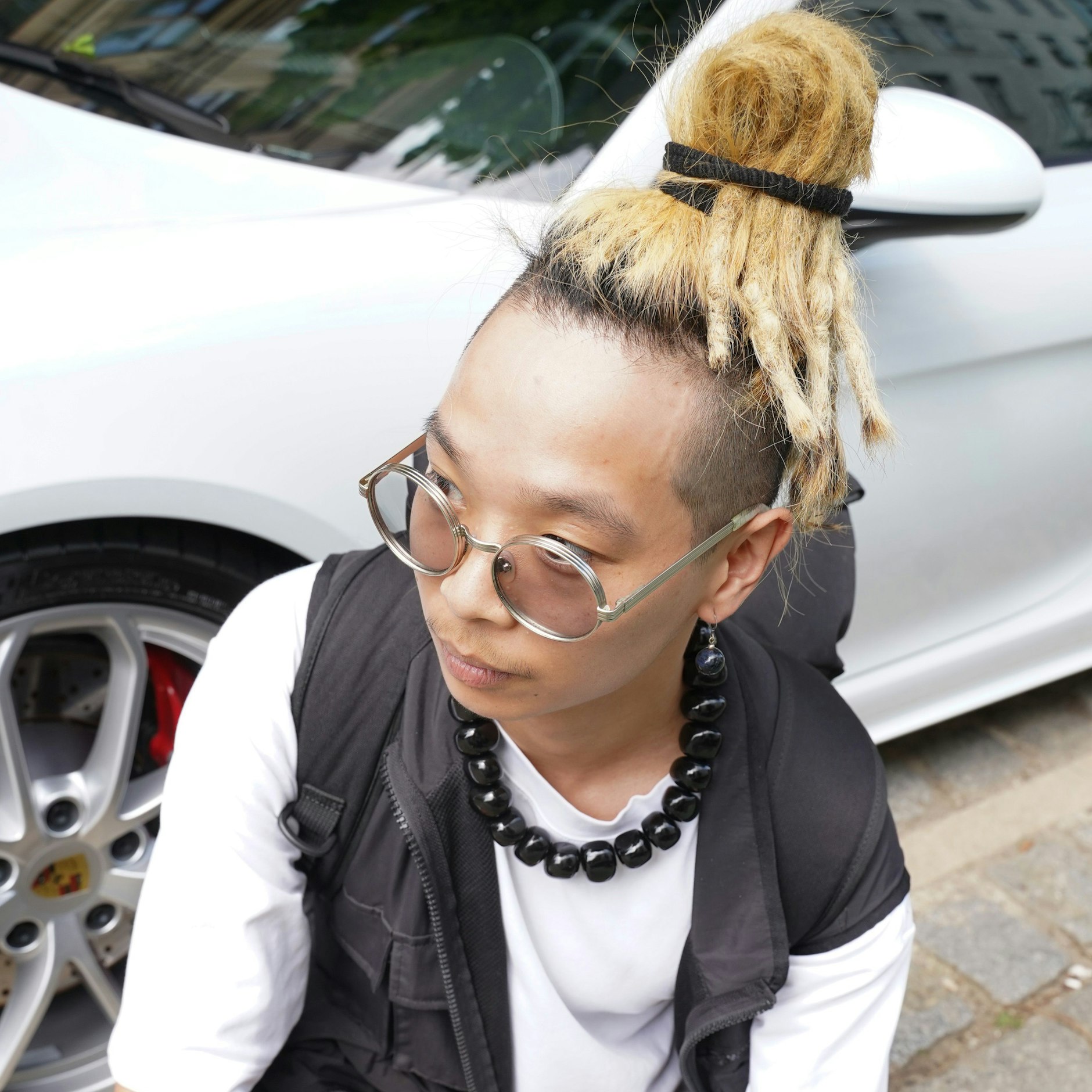 Matthias trägt eine Brille von House of Holland. Die Perlenkette hat er in einem Tibet-Store in Köln gekauft. Sein Stil ist inspiriert von der japanischen Anime-Serie „Dragon Ball“.