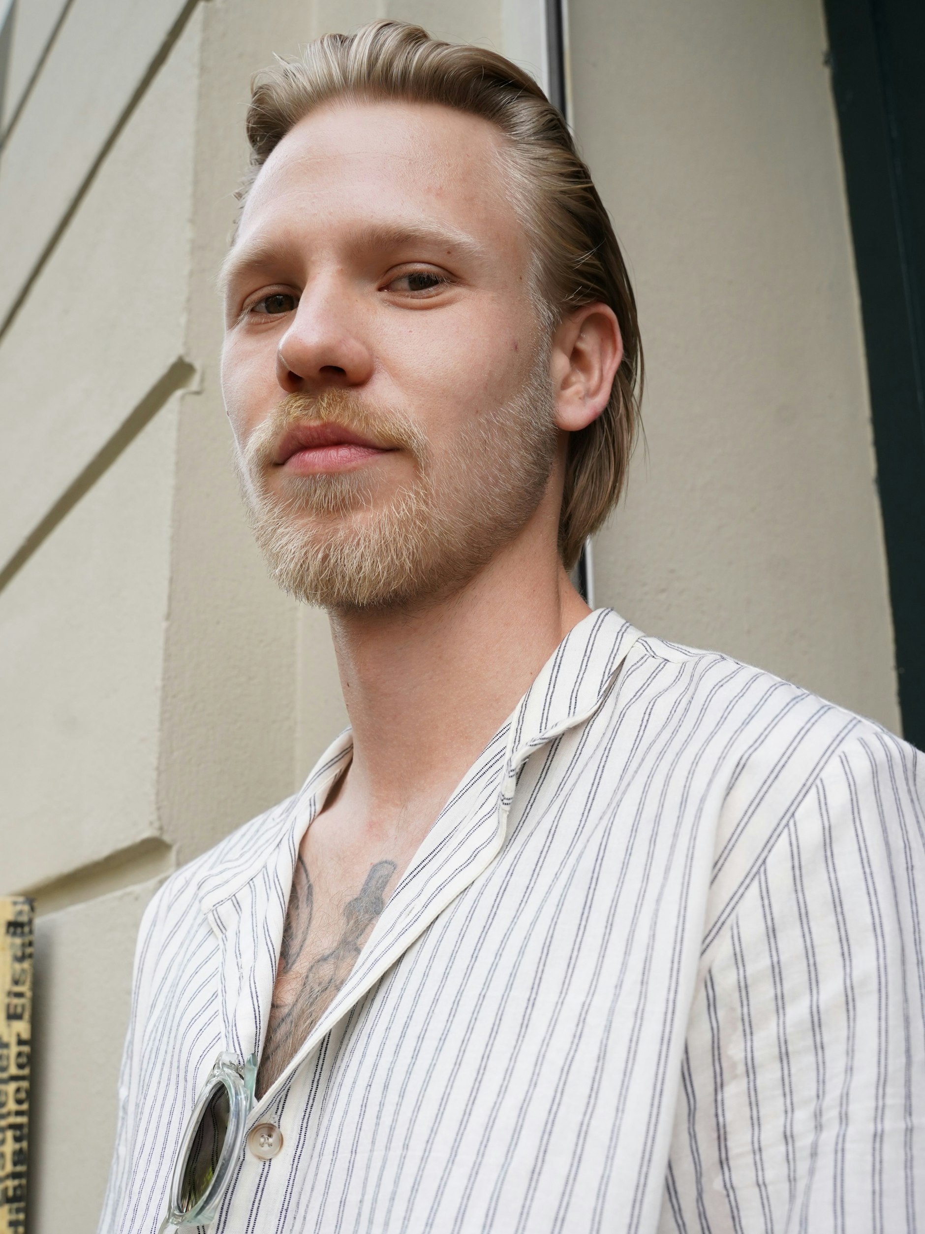 Eisdieler-Mitarbeiter Sergej kam vor drei Jahren aus Russland nach Berlin, auch er trägt ein Hemd von Director’s Cut.&nbsp;