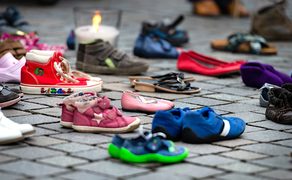 Bei einer Schweigeaktion für die „Kinder von Lügde“ stehen Kinderschuhe auf dem Boden.