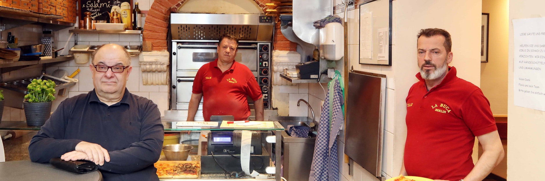 &nbsp;La Buca-Chef Flavio Lucciola (62), Pizzabäcker Scabi (53) und Kellner Vebi (53) arbeiten am 24. Juli ein letztes Mal zusammen. Das Restaurant muss nach 52 Jahren schließen.