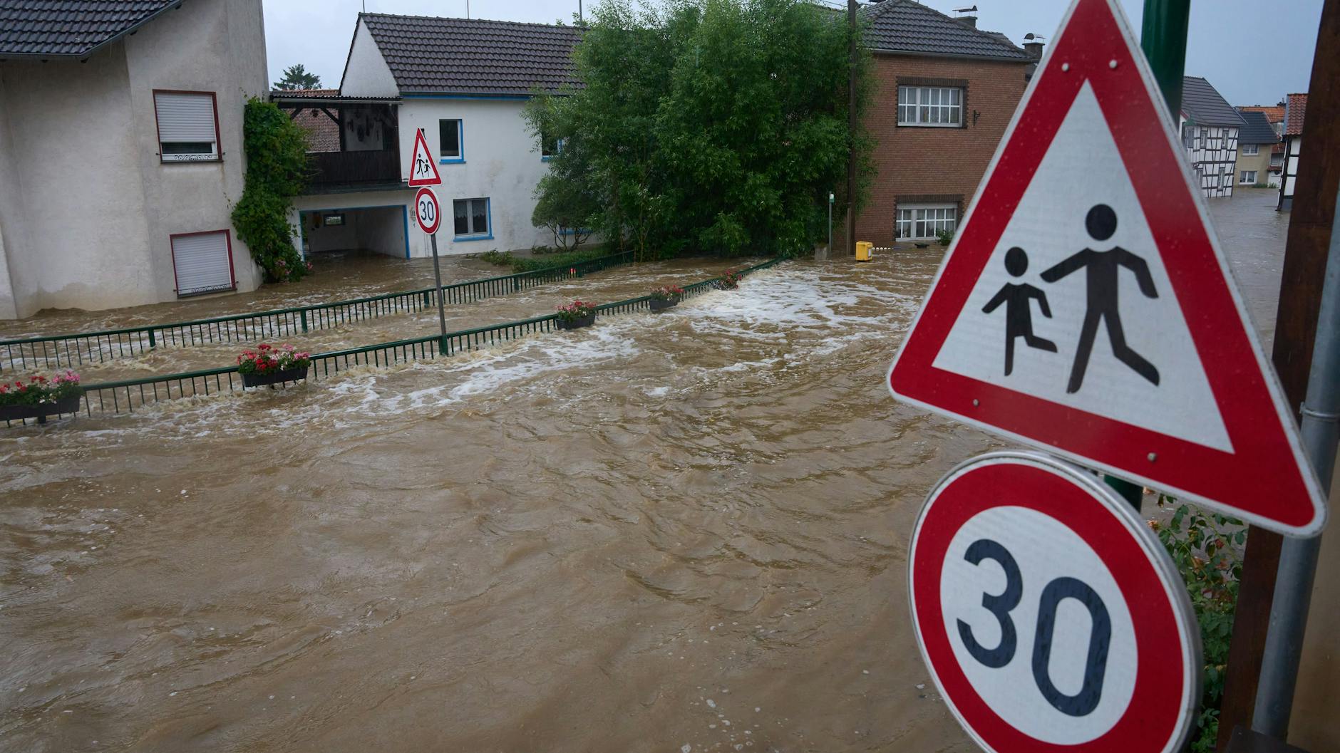 Der Keller steht unter Wasser oder die Toilette läuft über – wenn das die Folgen von Starkregen sind, ist schnelles Handeln gefragt.
