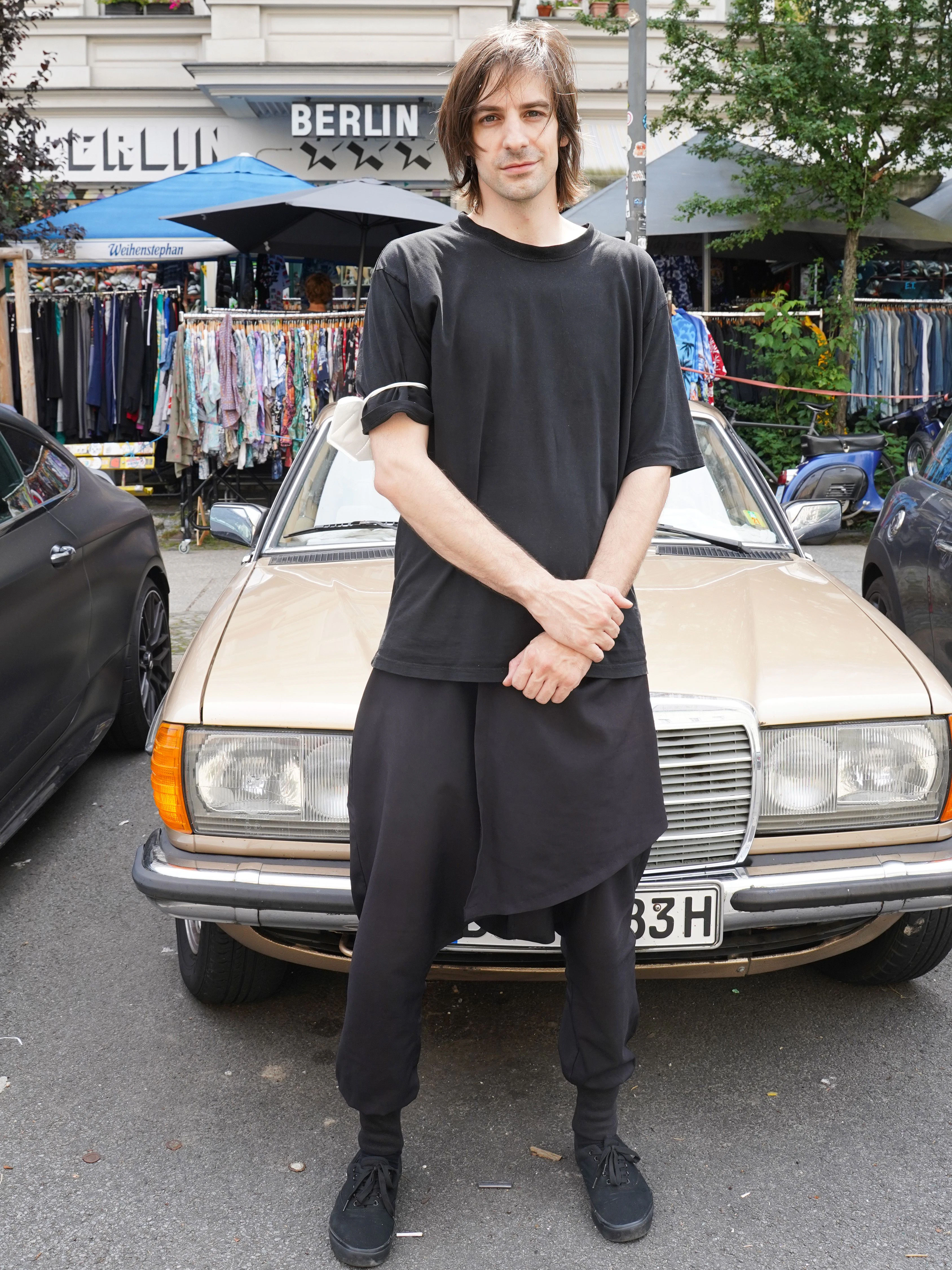 Produktdesigner Filip treffen wir vor dem  legendären Secondhand-Shop Pauls Boutique in der Oderberger Straße, die von der Kastanienallee abgeht. Offensichtlich trägt Filip gern Schwarz, jedoch mag er auch bunte Outfits, wie er betont.  Die von persischer Mode inspirierte Hose hat er sich selbst ein wenig umgeschneidert.