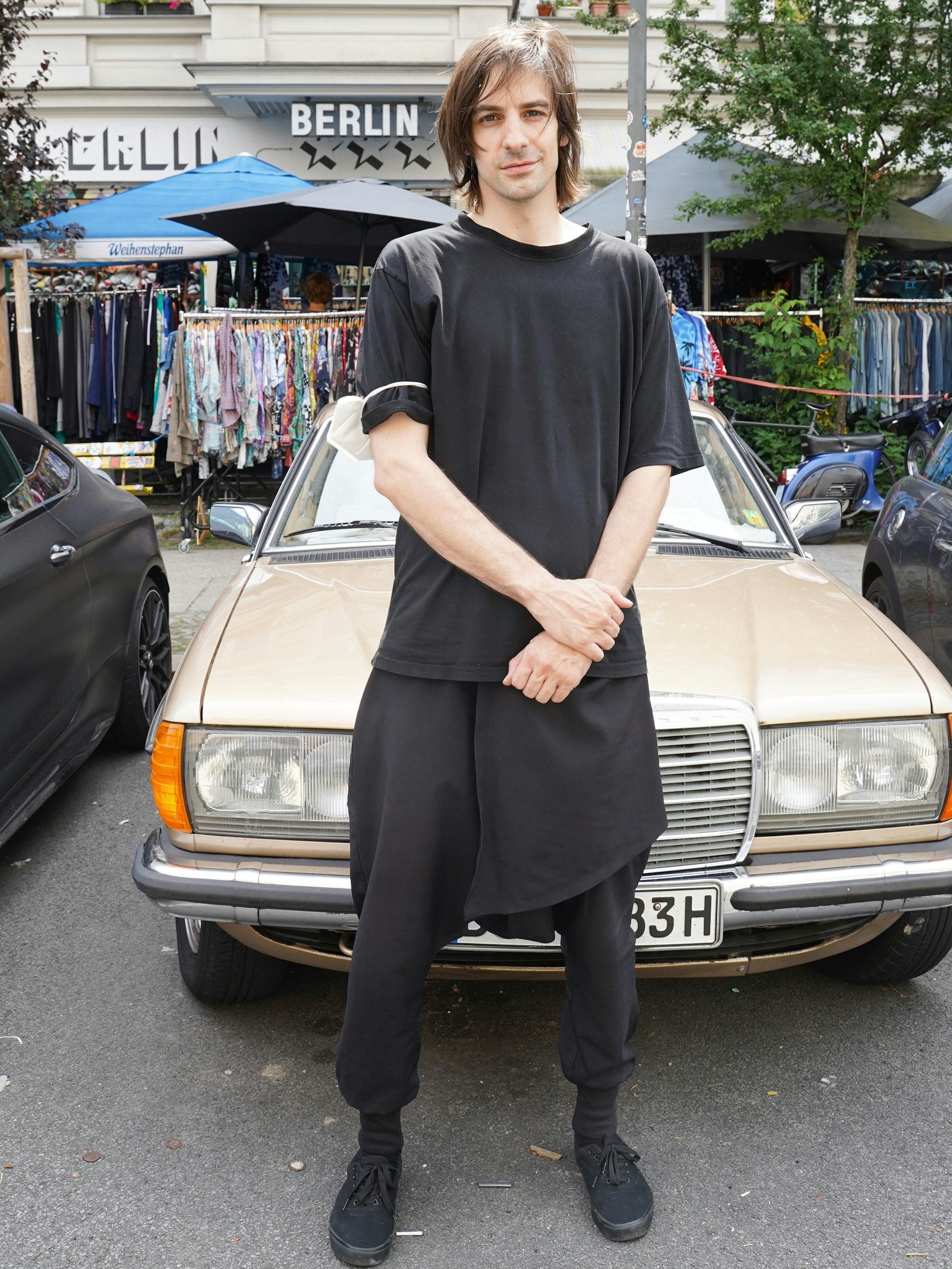 Produktdesigner Filip treffen wir vor dem  legendären Secondhand-Shop Pauls Boutique in der Oderberger Straße, die von der Kastanienallee abgeht. Offensichtlich trägt Filip gern Schwarz, jedoch mag er auch bunte Outfits, wie er betont.  Die von persischer Mode inspirierte Hose hat er sich selbst ein wenig umgeschneidert.