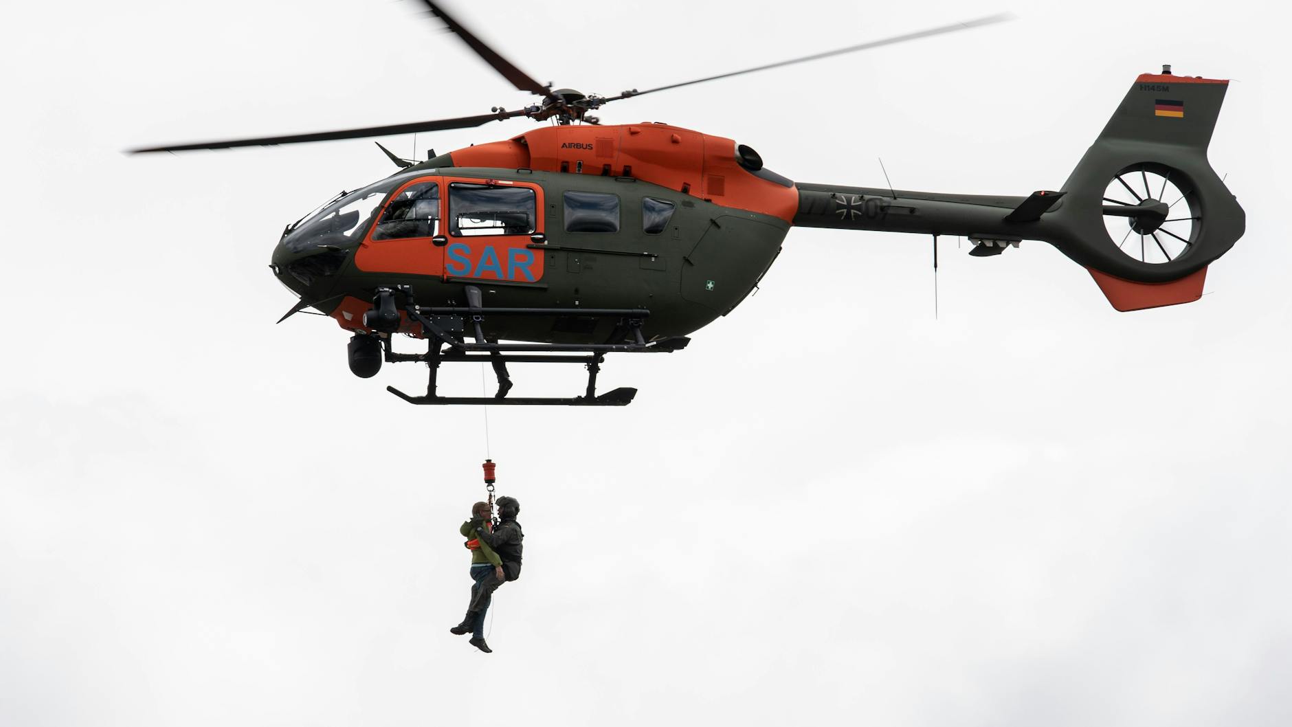 Mit Hilfe einer Seilwinde werden Menschen per Hubschrauber aus dem Ortsteil Heimerzheim gerettet. 