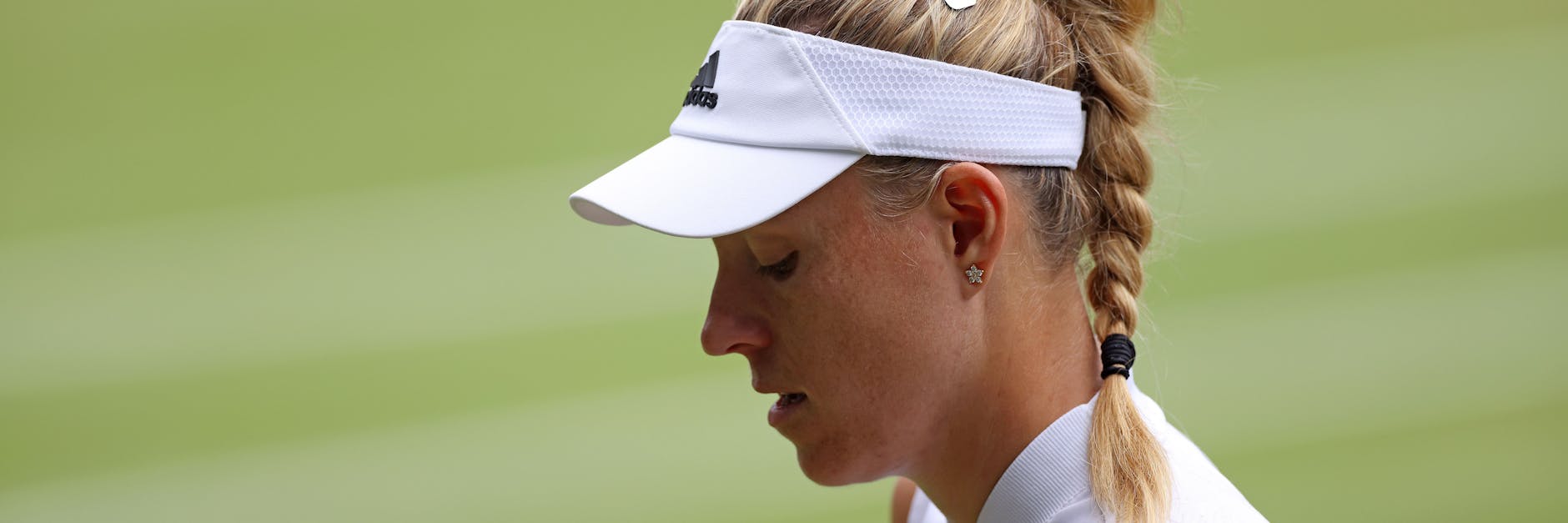Angelique Kerber ist niedergeschlagen. Wegen einer Oberschenkelverletzung kann sie in Tokio nicht dabei sein.