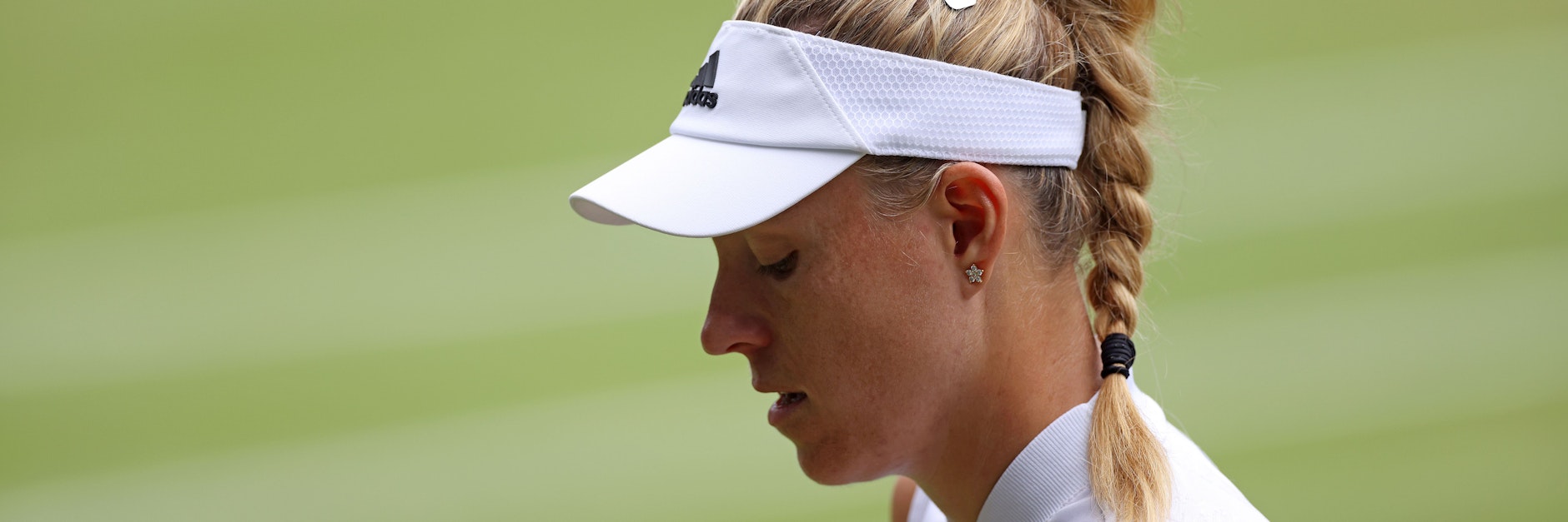 Angelique Kerber ist niedergeschlagen. Wegen einer Oberschenkelverletzung kann sie in Tokio nicht dabei sein.
