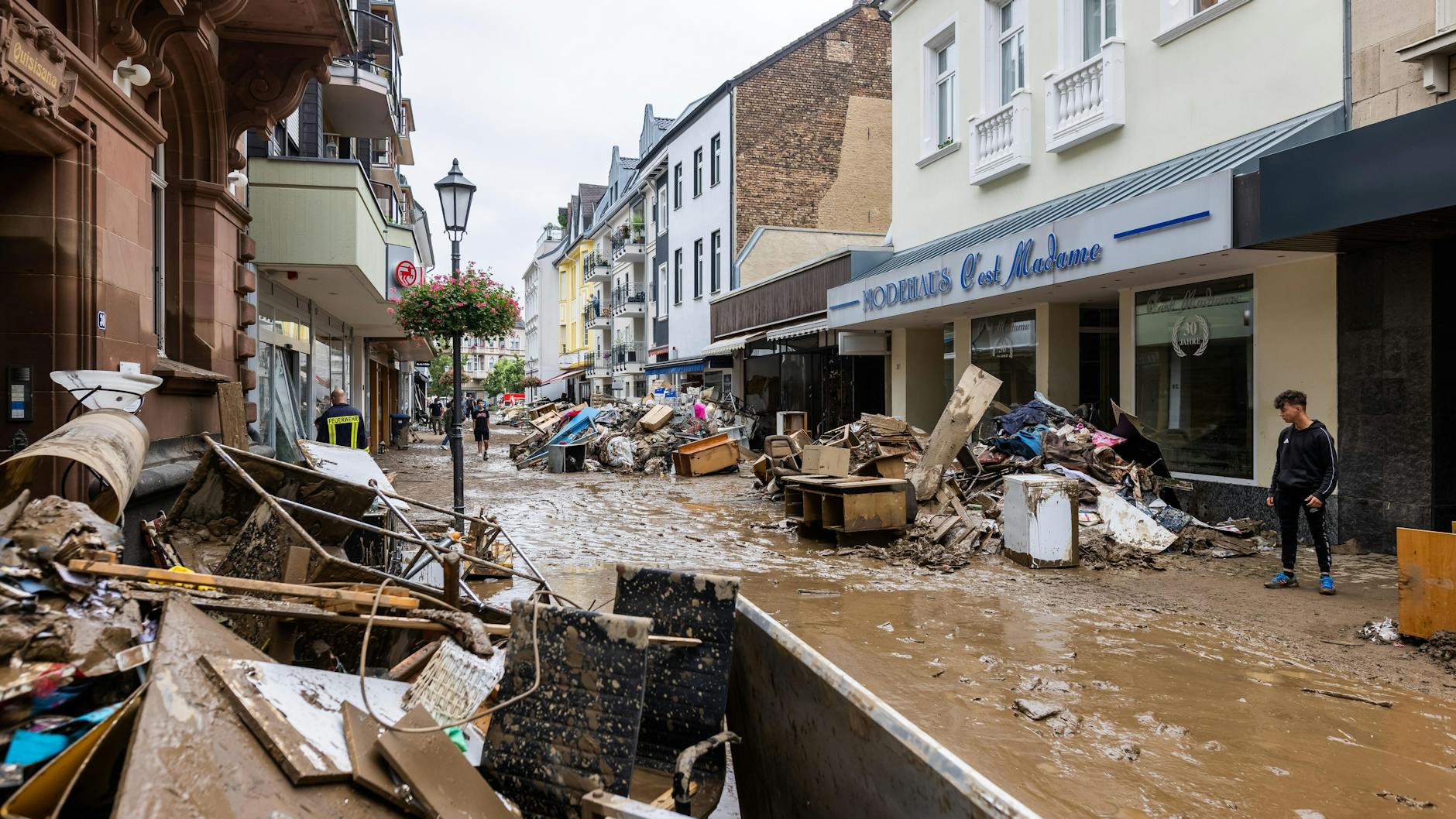 Bad Neuenahr versinkt in Schutt und Schlamm. 