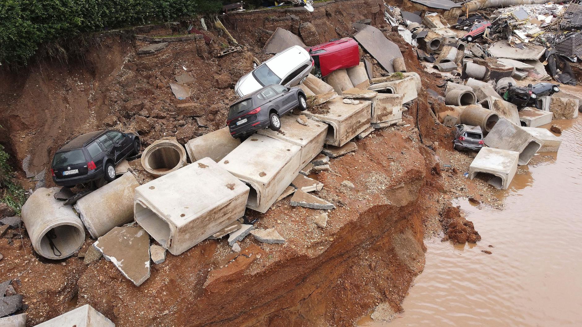 Erftstadt: Autos liegen in einem ausgespültem Teil des Ortsteils Blessem. 