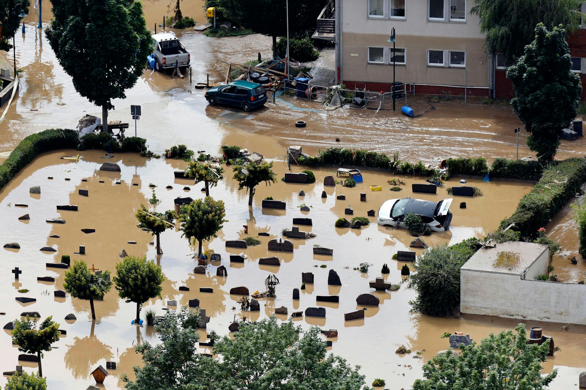 Der Friedhof im Ort Dernau im Landkreis Ahrweiler wurde beinahe komplett von den Wassermassen geflutet. 