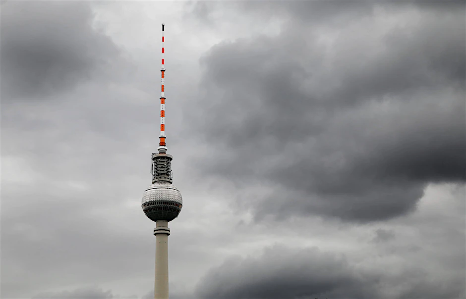 Dunkle Wolken über dem Fernsehturm in Berlin.
