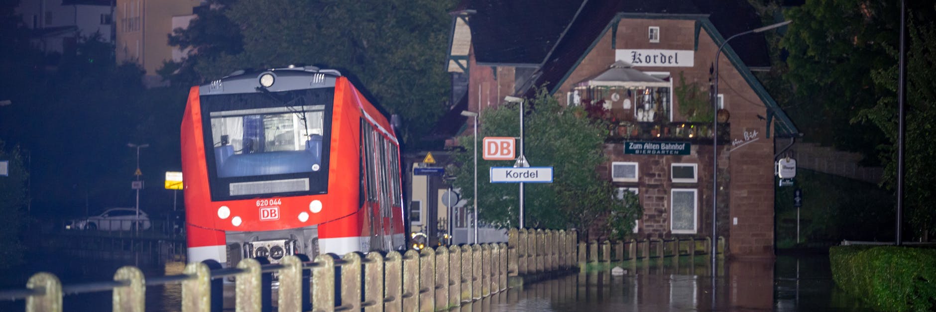 Ein Zug am Bahnhof in Kordel (Rheinland-Pfalz). Ein Teil des Ortes wurde von den Wassermassen der Kyll überflutet. 