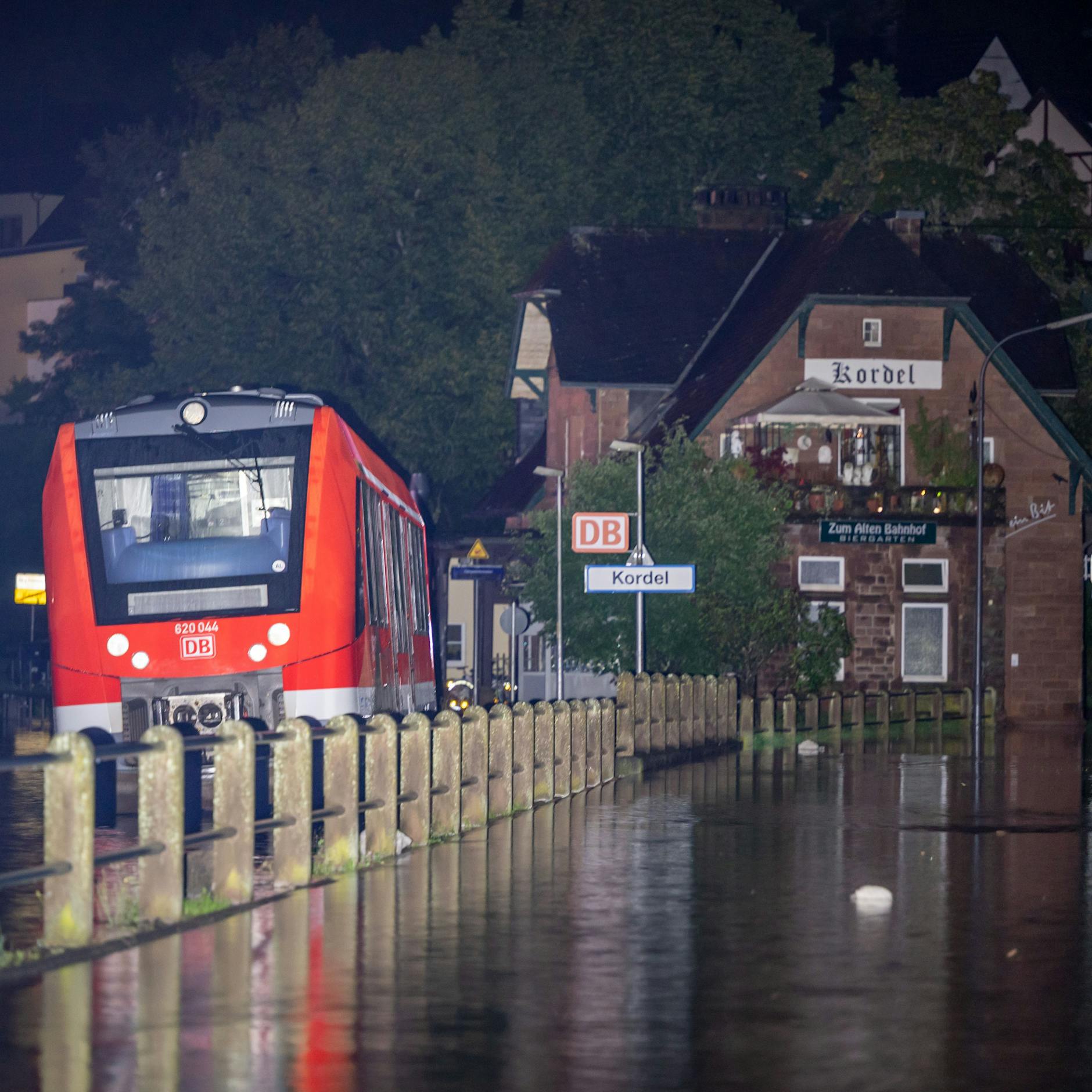 Unwetter-Katastrophe in Deutschland: Kann ich jetzt mein Bahnticket umtauschen?